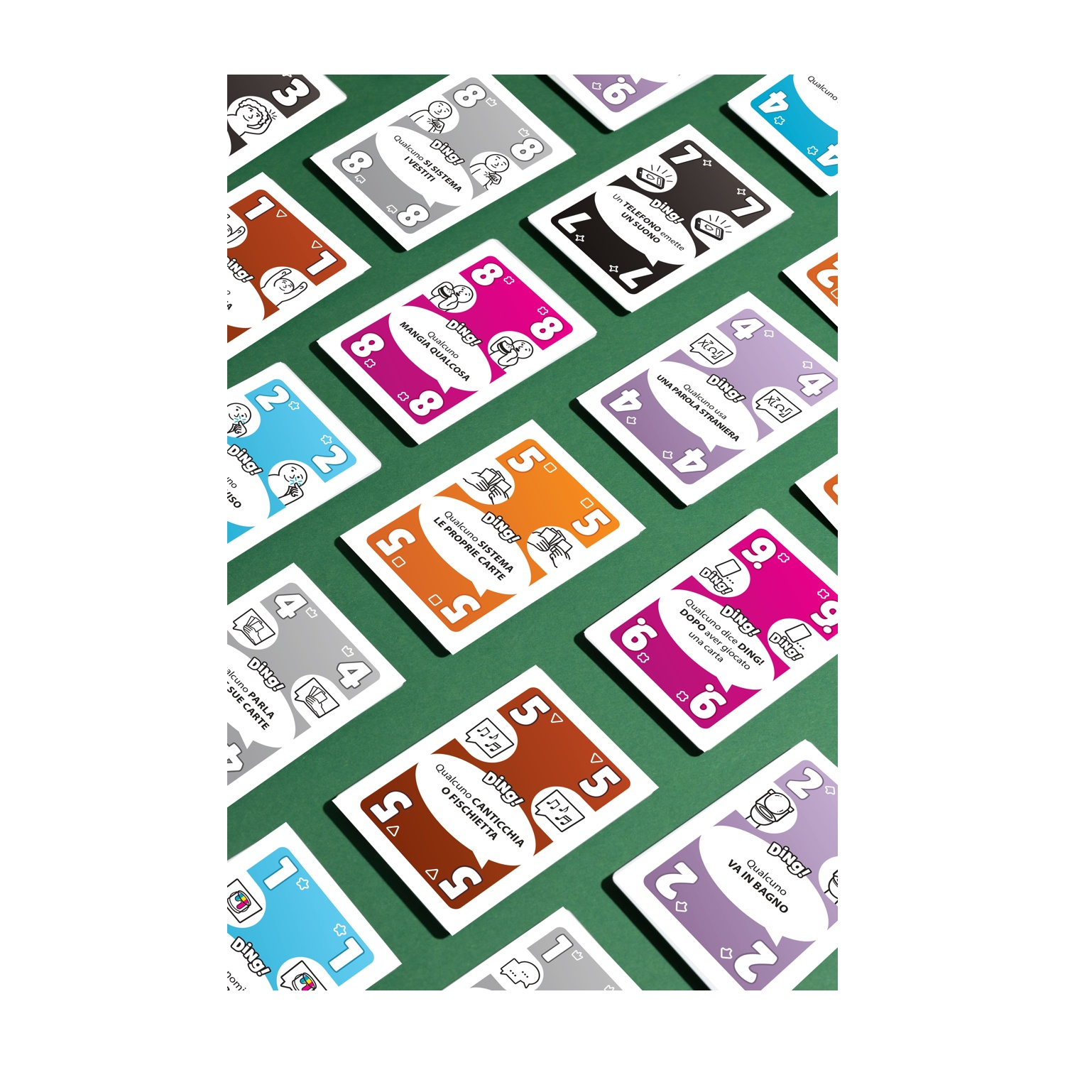 Carte con testo DING! e vari prompt, numeri e illustrazioni, sparse su una superficie verde.