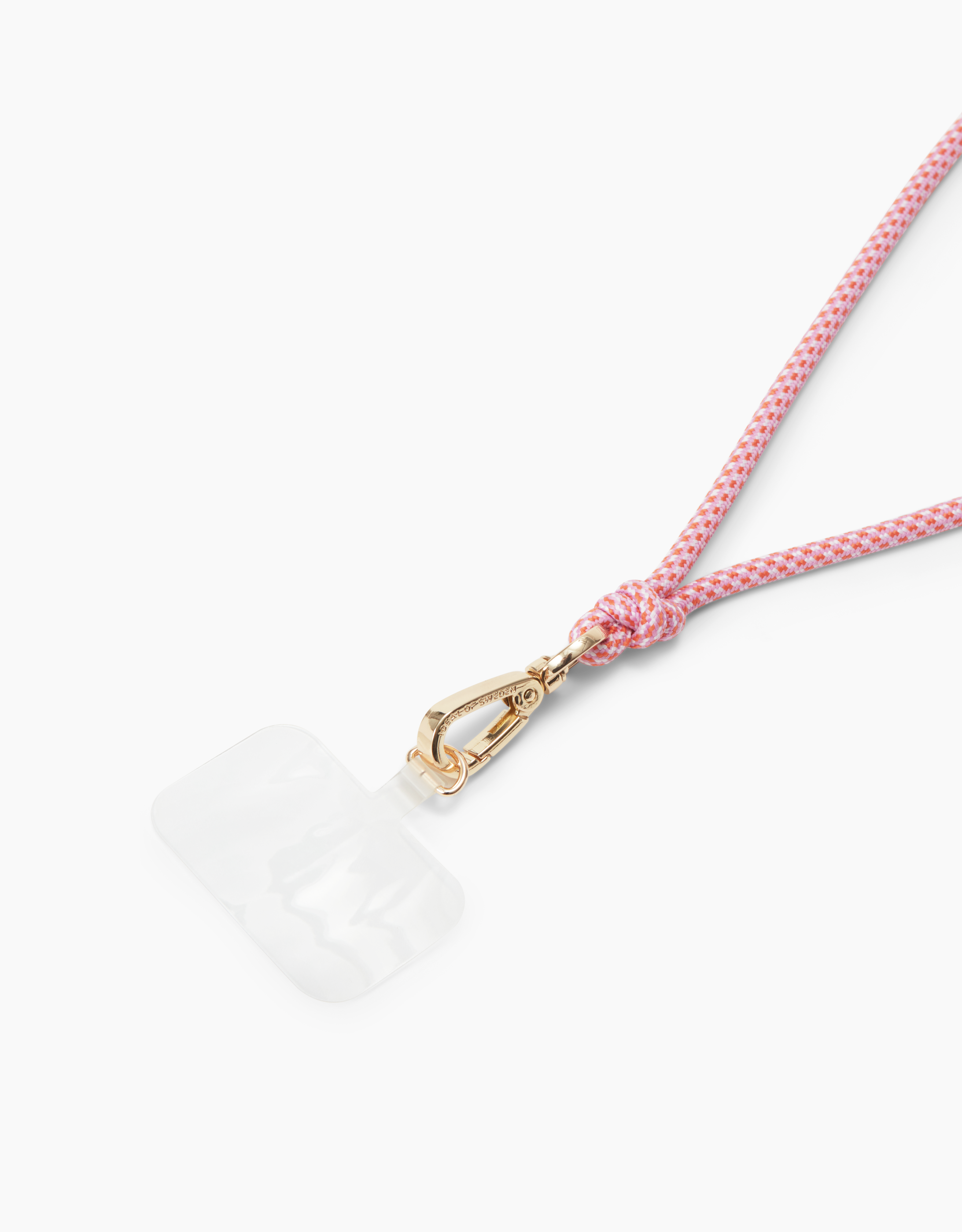 Eine durchsichtige Handyhülle ist an einem pink-weißem Seilband mit einem goldenen Verschluss befestigt. Der Hintergrund ist weiß.