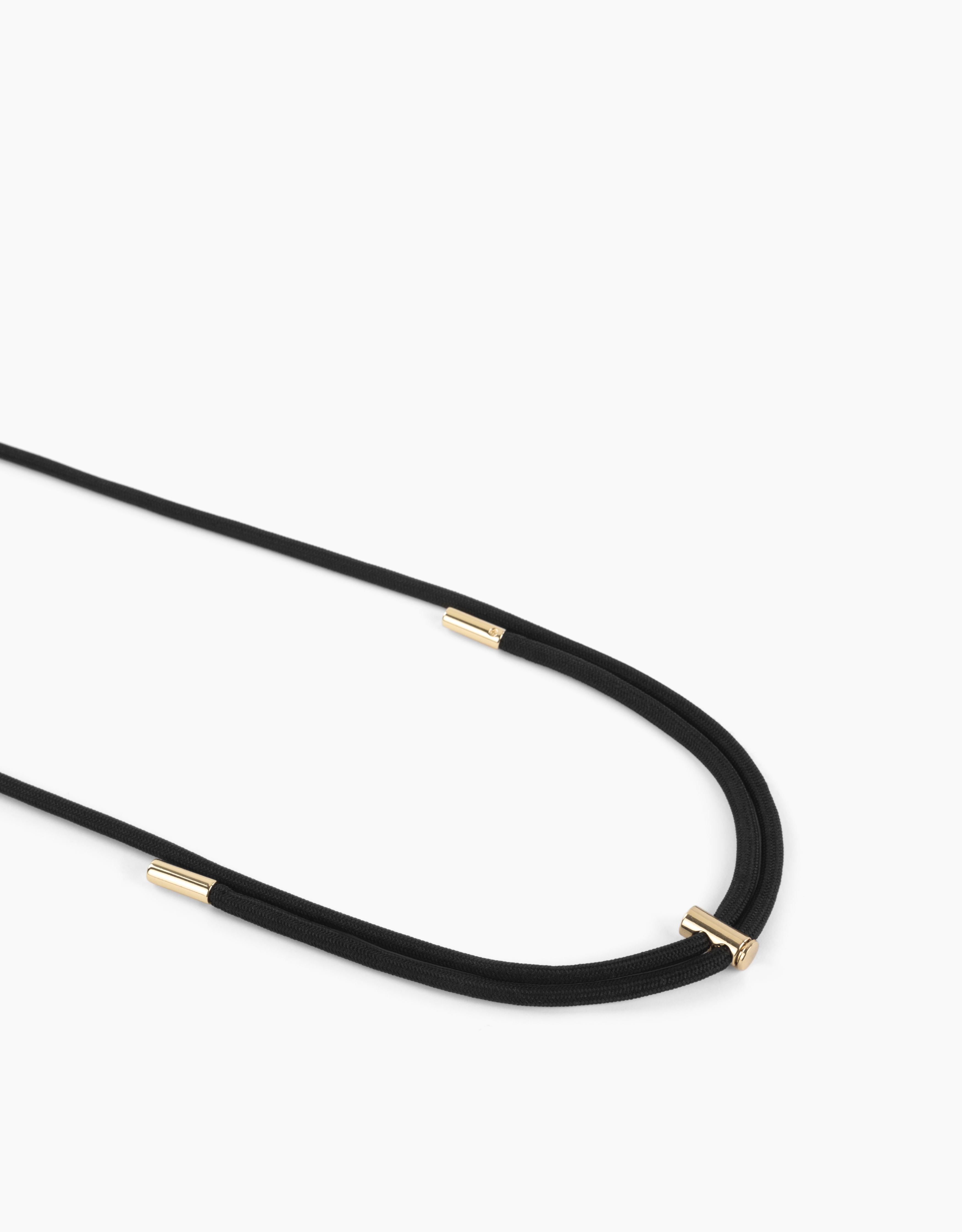 Schwarze Kordelkette mit goldenen Akzenten vor weißem Hintergrund. Die Kordel ist gebogen und zeigt zwei goldene Details.