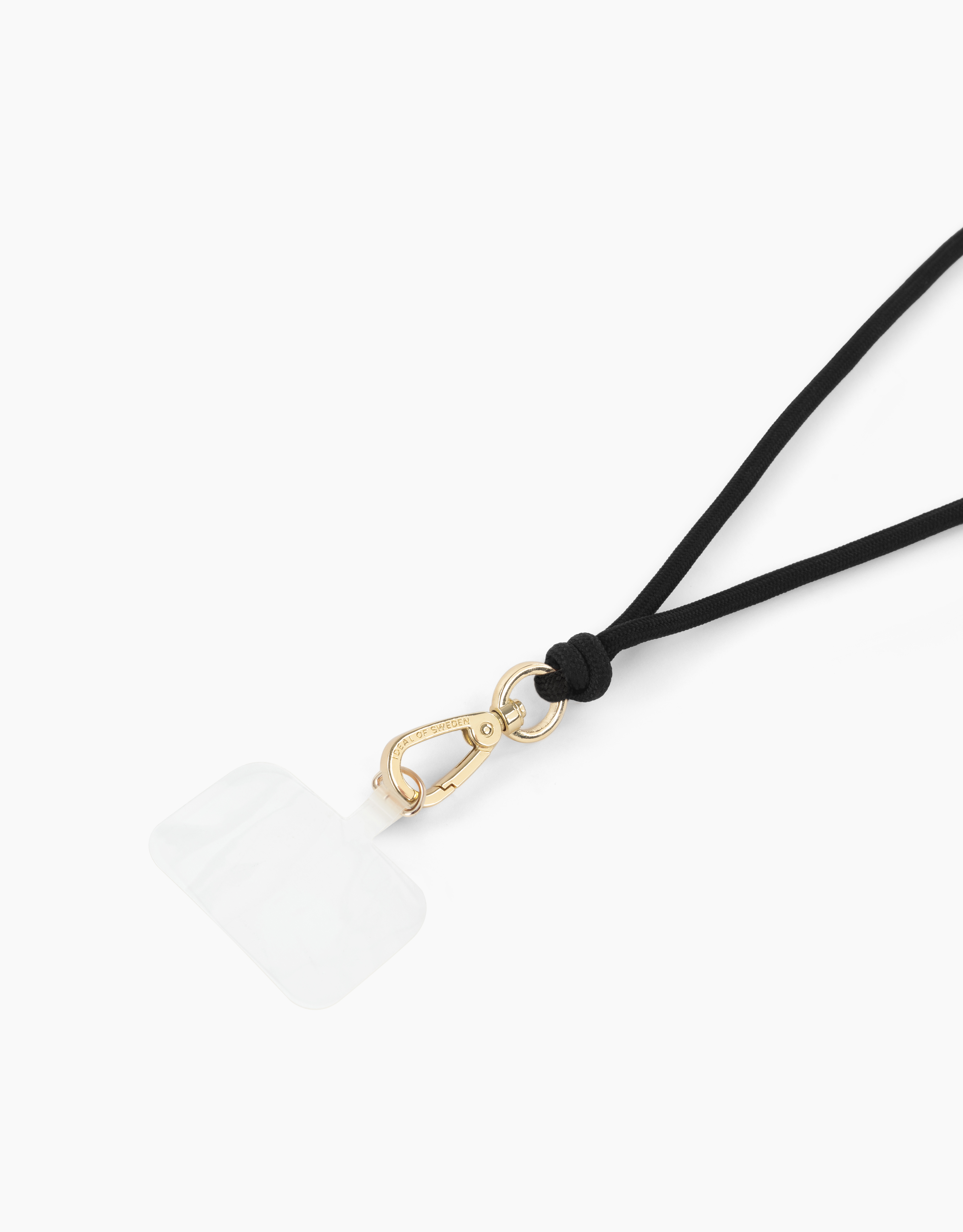 Ein schwarzes Schlüsselband mit goldenem Verschluss und einem durchsichtigen Kartenhalter. Der Hintergrund ist weiß.