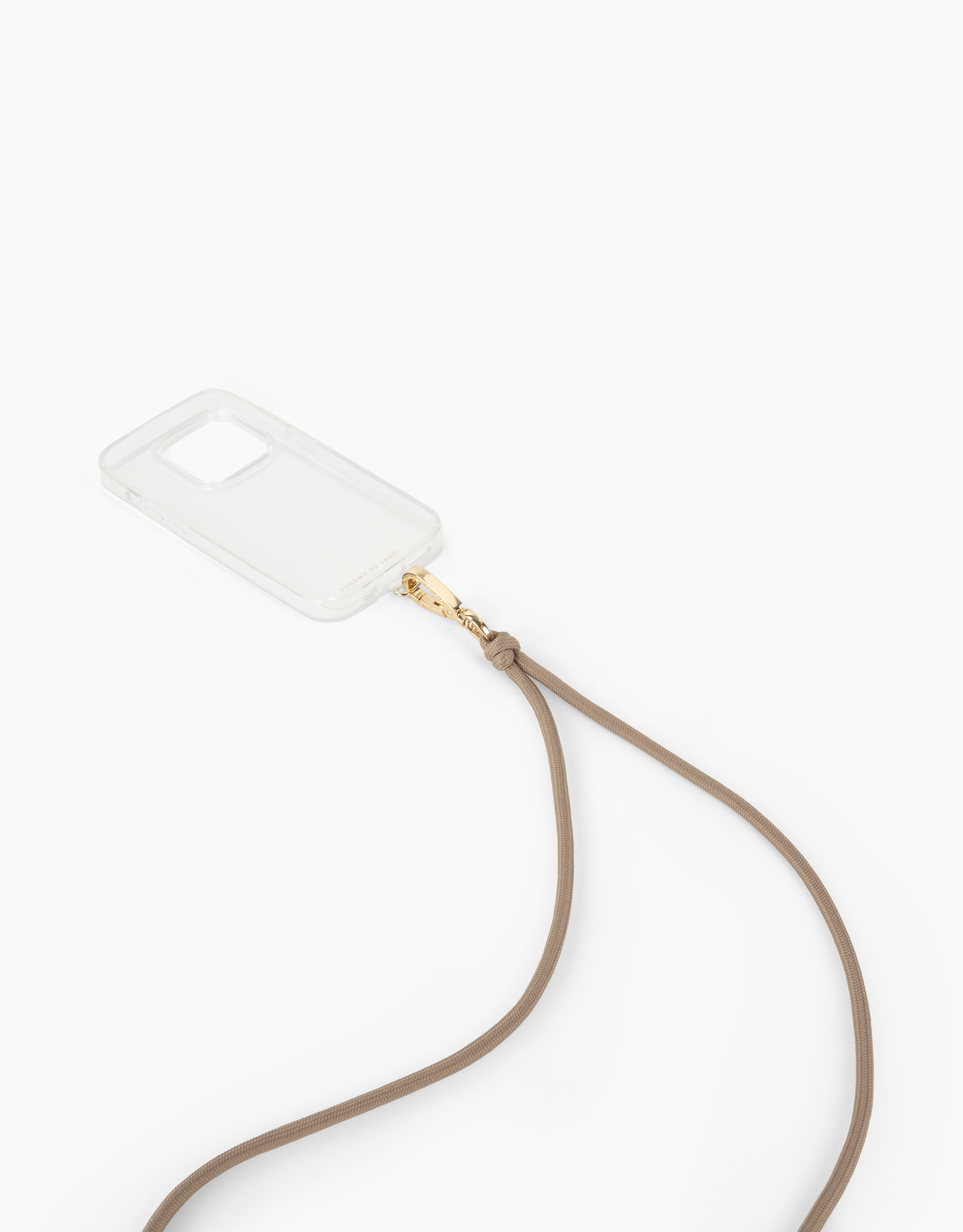 Eine transparente Handyhülle mit einem beigefarbenen Umhängeband hängt vor einem weißen Hintergrund.