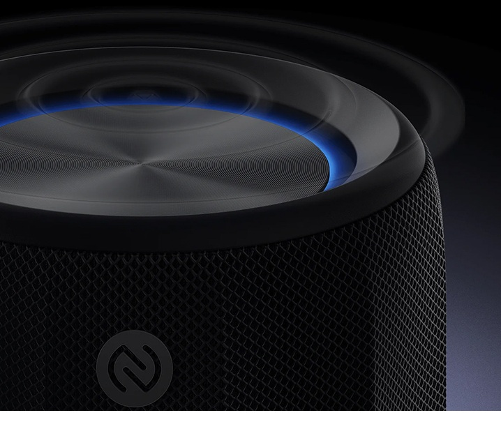 Czarny głośnik z siatkową teksturą i niebieskim podświetlanym pierścieniem na górze. Górna część głośnika ma okrągły kształt.
