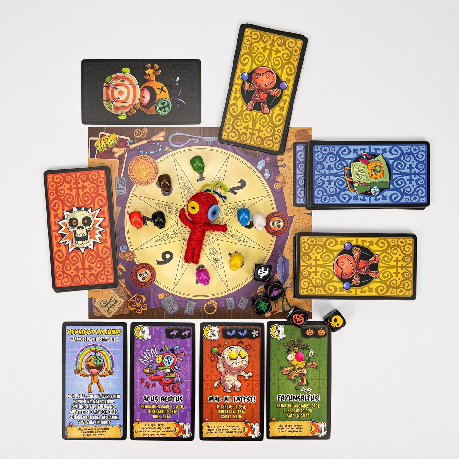 Gioco da tavolo con carte, dadi e bambola voodoo. Il tabellone è rotondo con un design a bussola. Le carte hanno illustrazioni di personaggi.