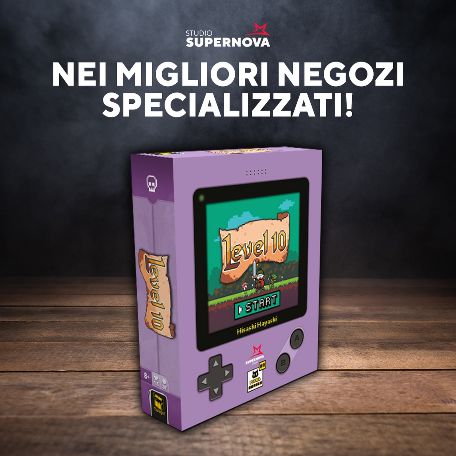 Una scatola di gioco viola, Level 10, su un tavolo di legno. Lo schermo mostra una scena di gioco pixelata. Il testo sopra dice 'NEI MIGLIORI NEGOZI'.