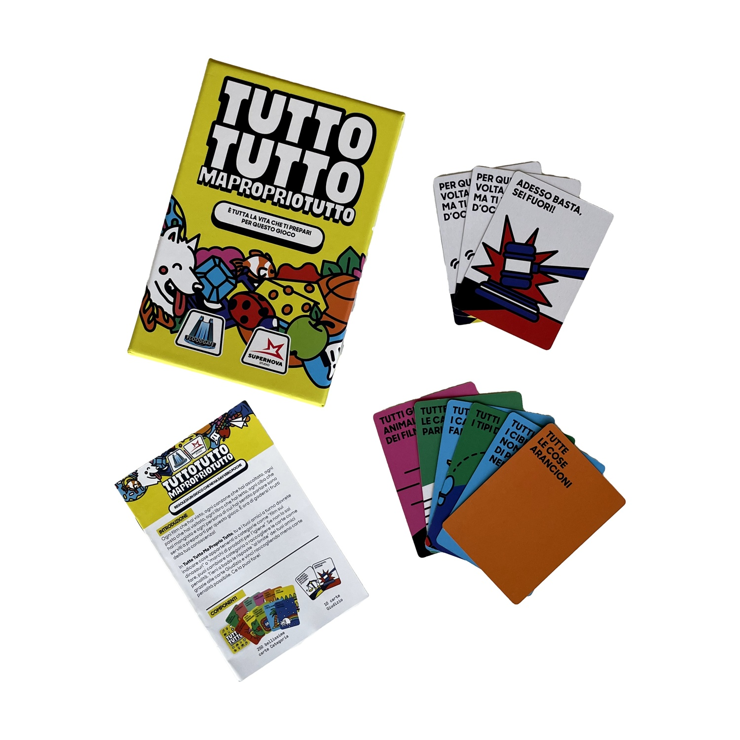 Scatola del gioco e carte. La scatola è gialla con testo e immagini. Le carte variano per colore e testo. Sfondo bianco.