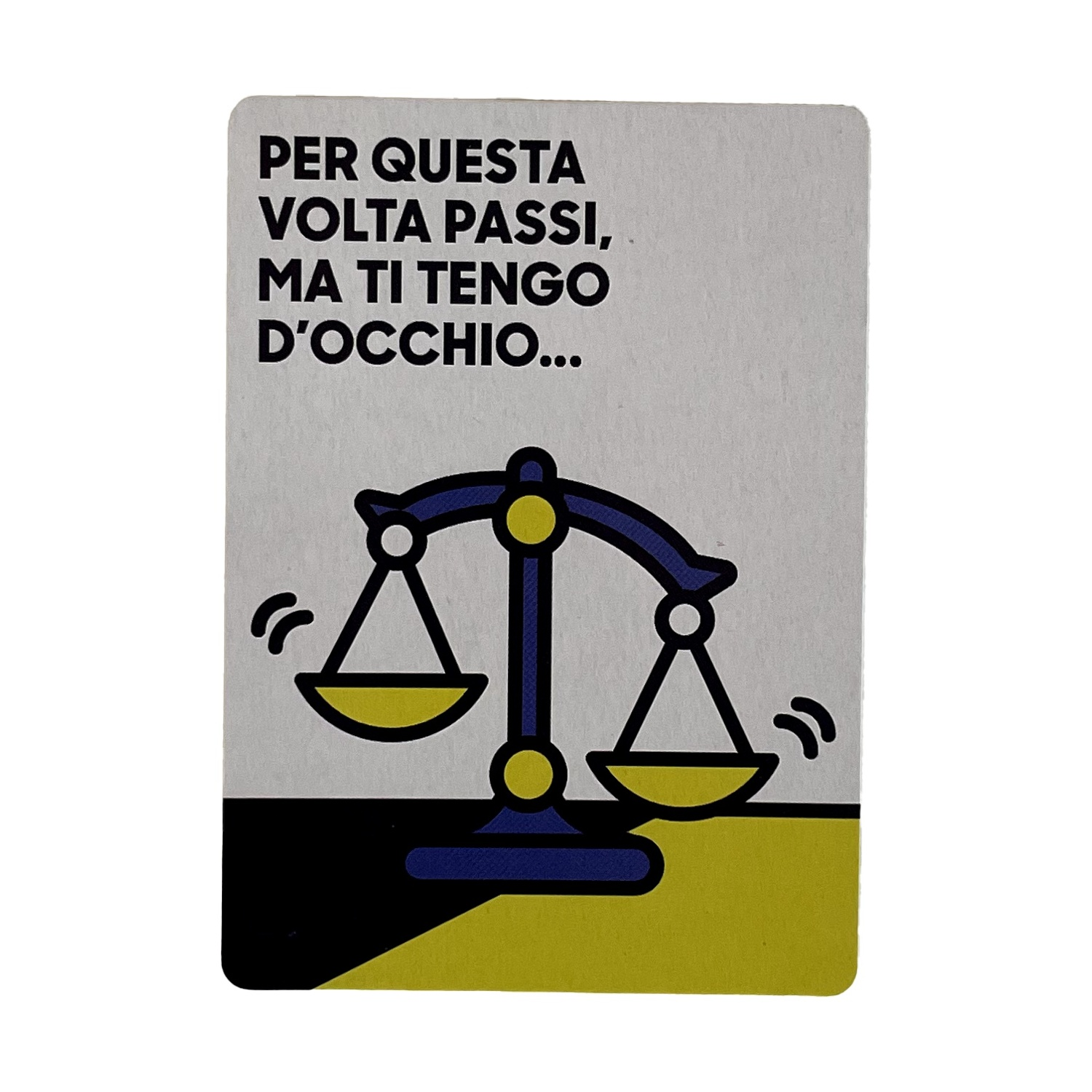 Carta con testo italiano: 'Per questa volta, passi, ma ti tengo d'occhio...' e illustrazione di una bilancia blu e gialla.