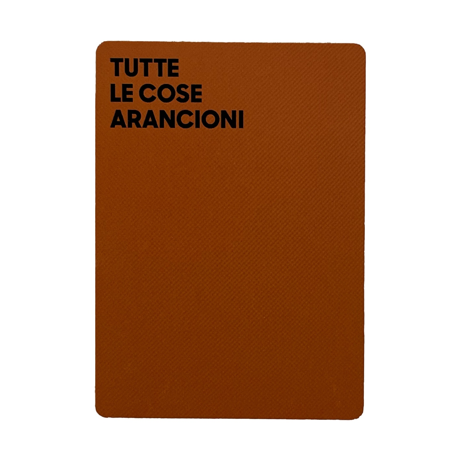 Una carta rettangolare arancione con la scritta 'TUTTE LE COSE ARANCIONI' in nero. La carta è su sfondo bianco.
