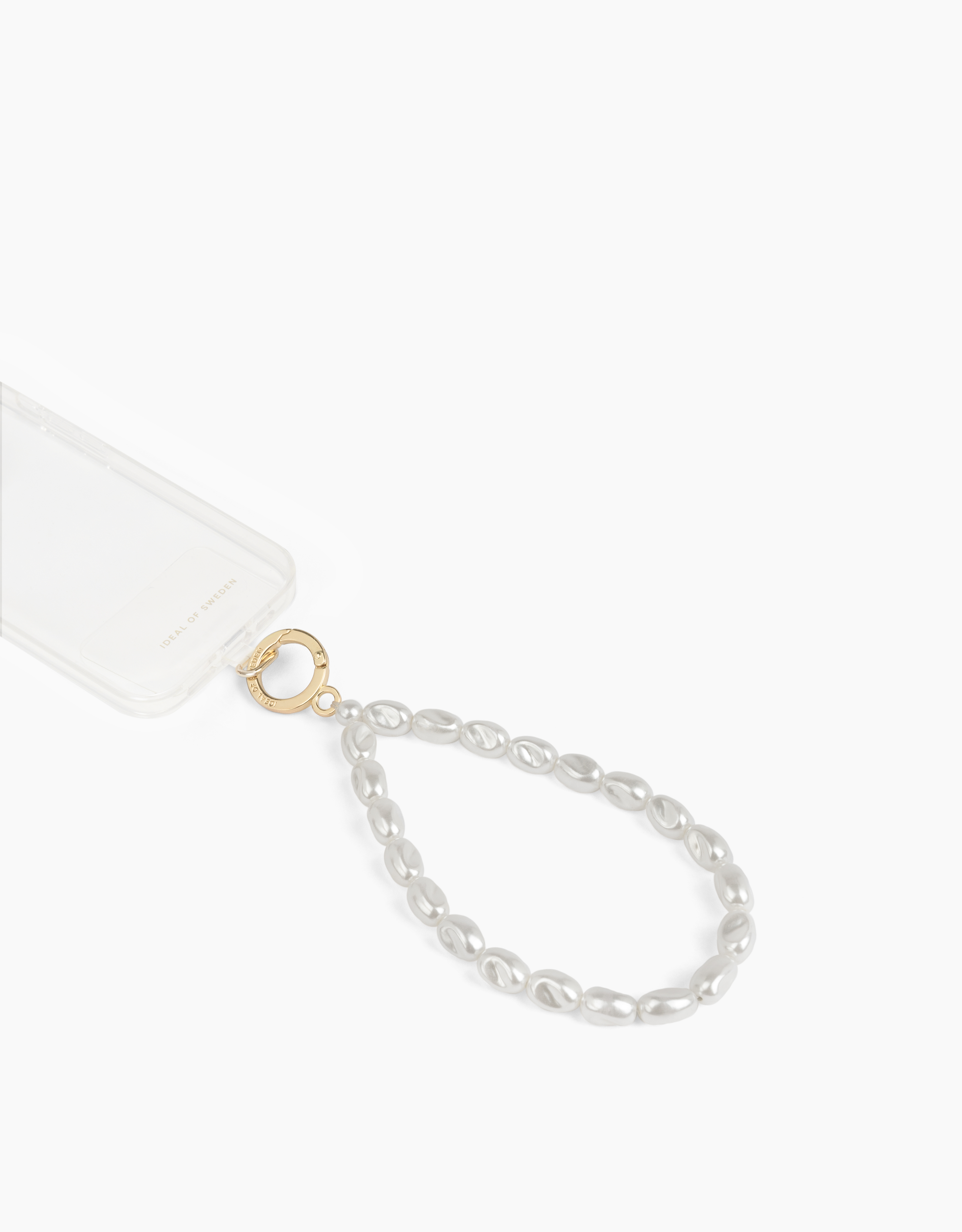Eine transparente Handyhülle mit einem goldenen Ring und einer weißen Perlen-Handschlaufe auf weißem Hintergrund.