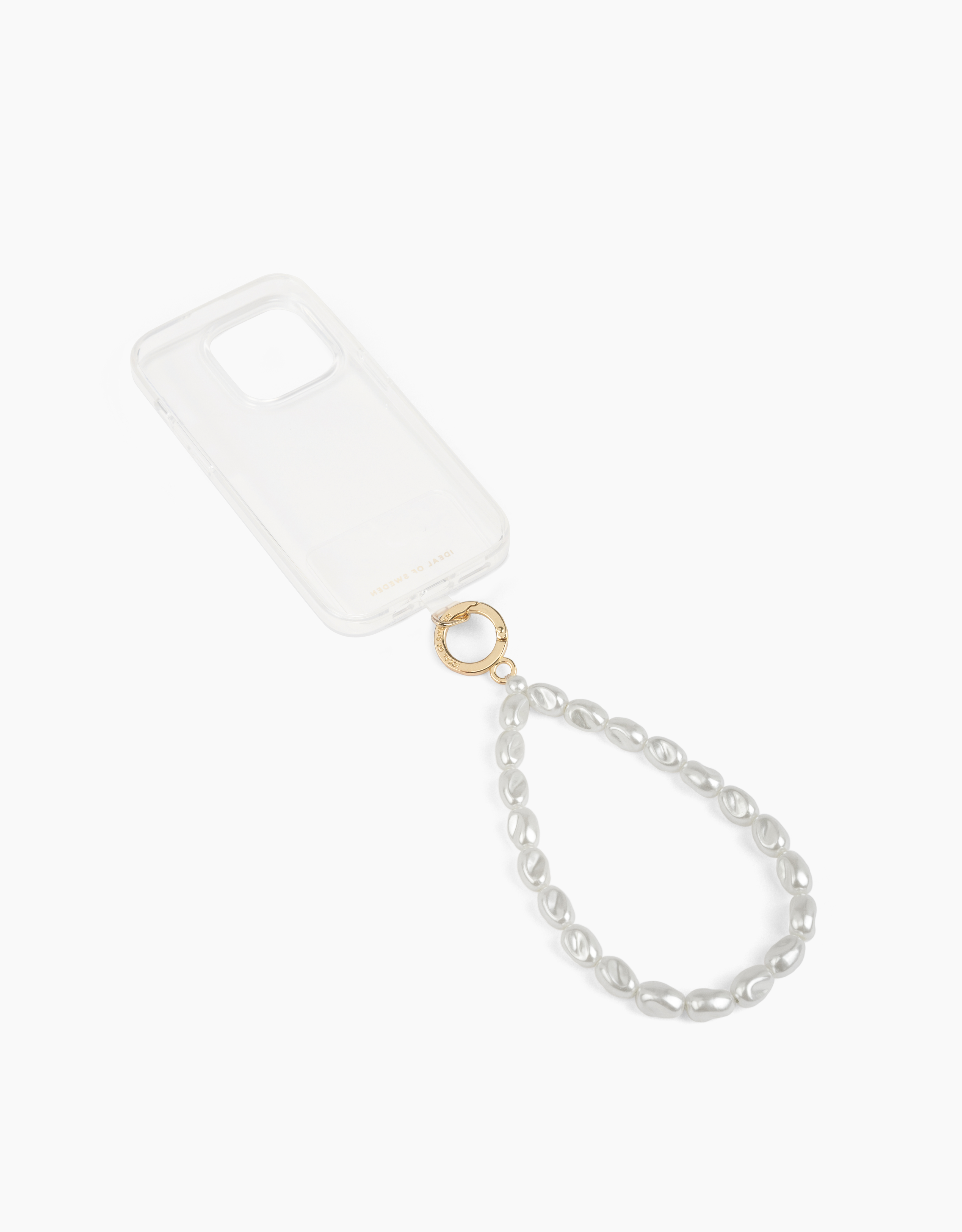 Eine transparente Handyhülle mit goldenem Ring und einem armband aus Perlen, vor weißem Hintergrund.