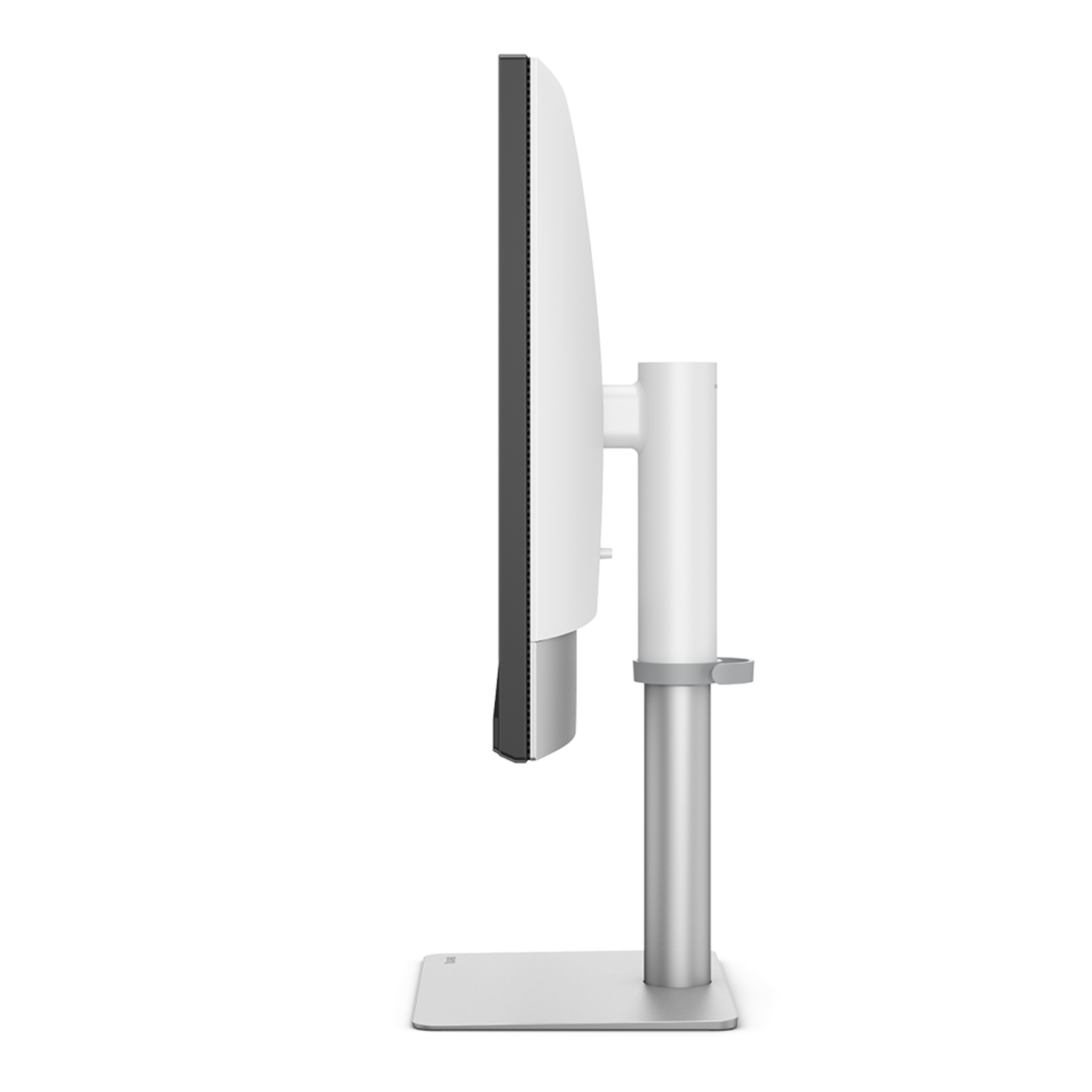 Zijaanzicht van een witte computermonitor met een zilveren standaard op een zwarte achtergrond.