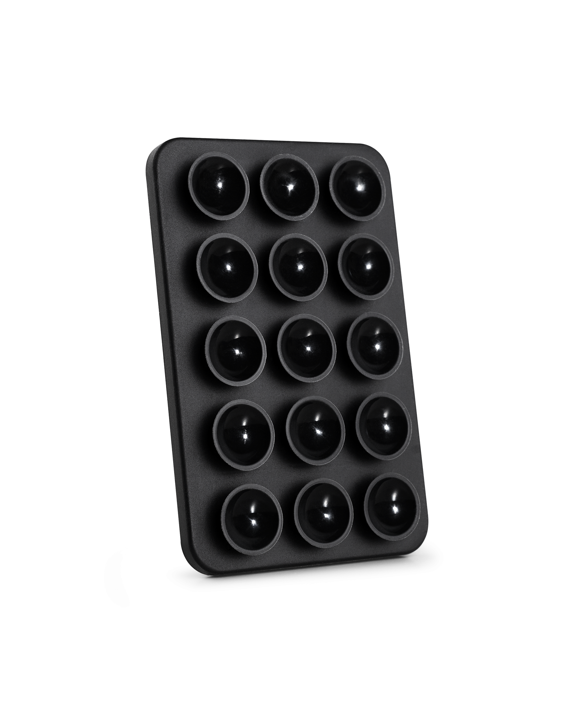 Ein schwarzes Tablett mit 15 schwarzen, kugelförmigen Objekten. Jeder hat einen grauen Rand. Der Hintergrund ist weiß und grau.