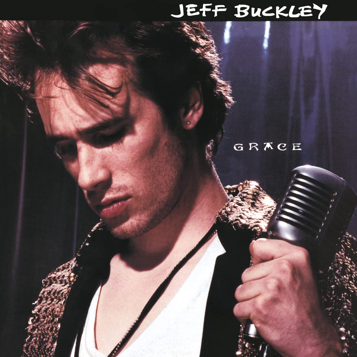 Jeff Buckley mikrofont tart, kabátot visel. A 'Grace' album címe látható. Sötét háttér színpadi fényekkel.
