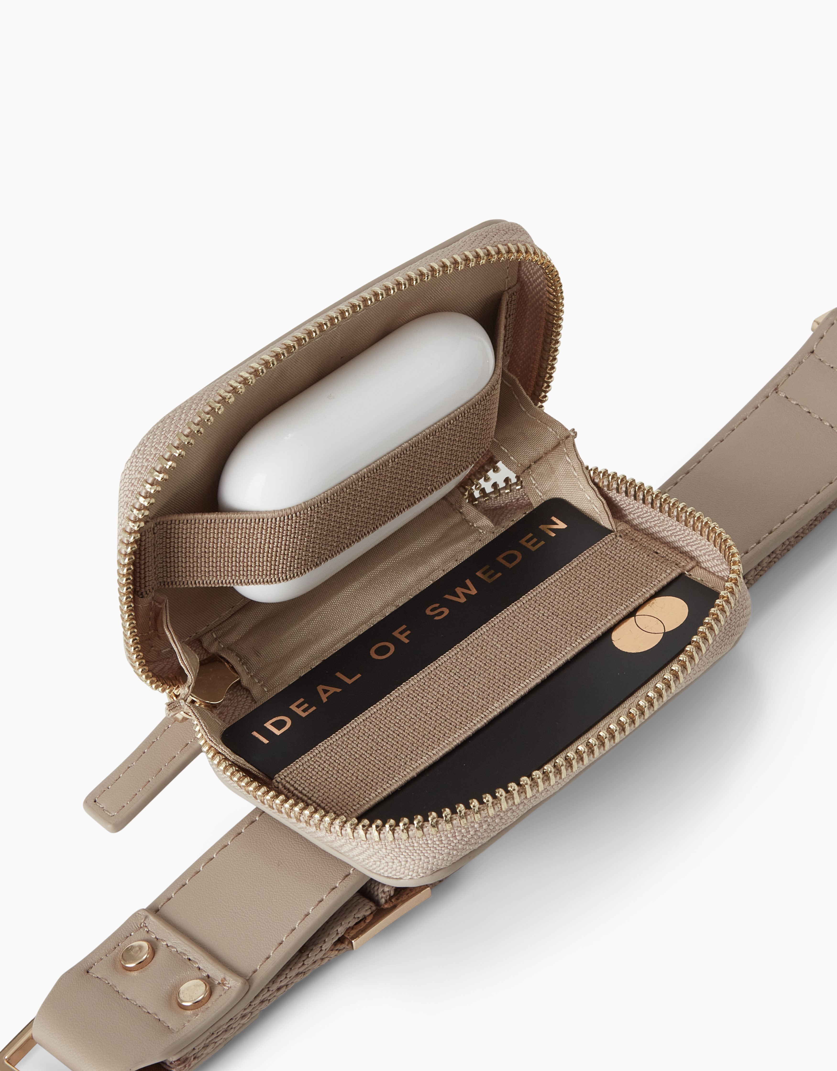 Beige Tasche mit Reißverschluss, hält weiße Ohrhörer, eine schwarze Karte mit "IDEAL OF SWEDEN" und Mastercard-Logo. Beiger Riemen.