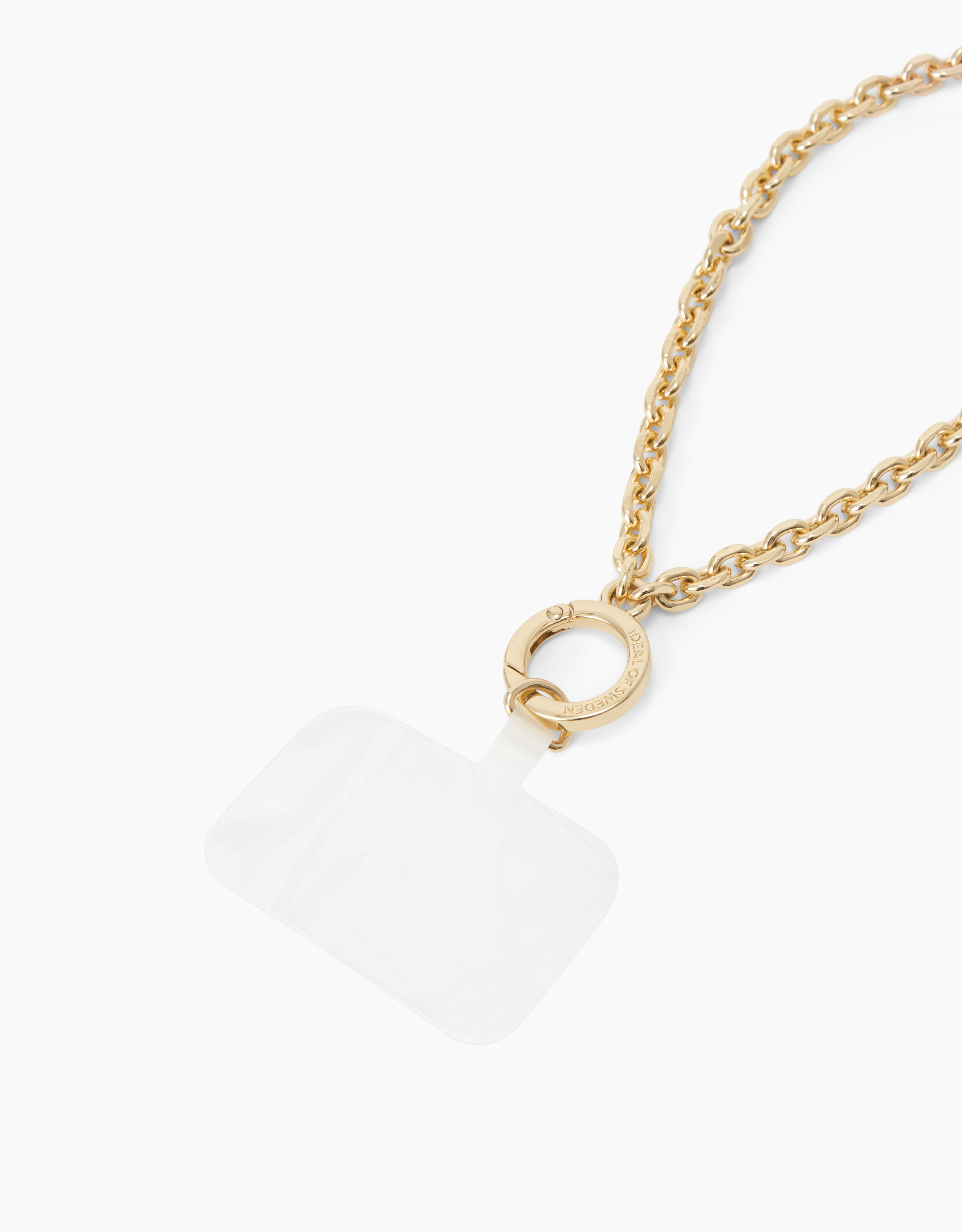 Eine goldene Kette mit einem durchsichtigen Telefonhalter aus Kunststoff. Die Kette und der Halter befinden sich auf weißem Hintergrund.