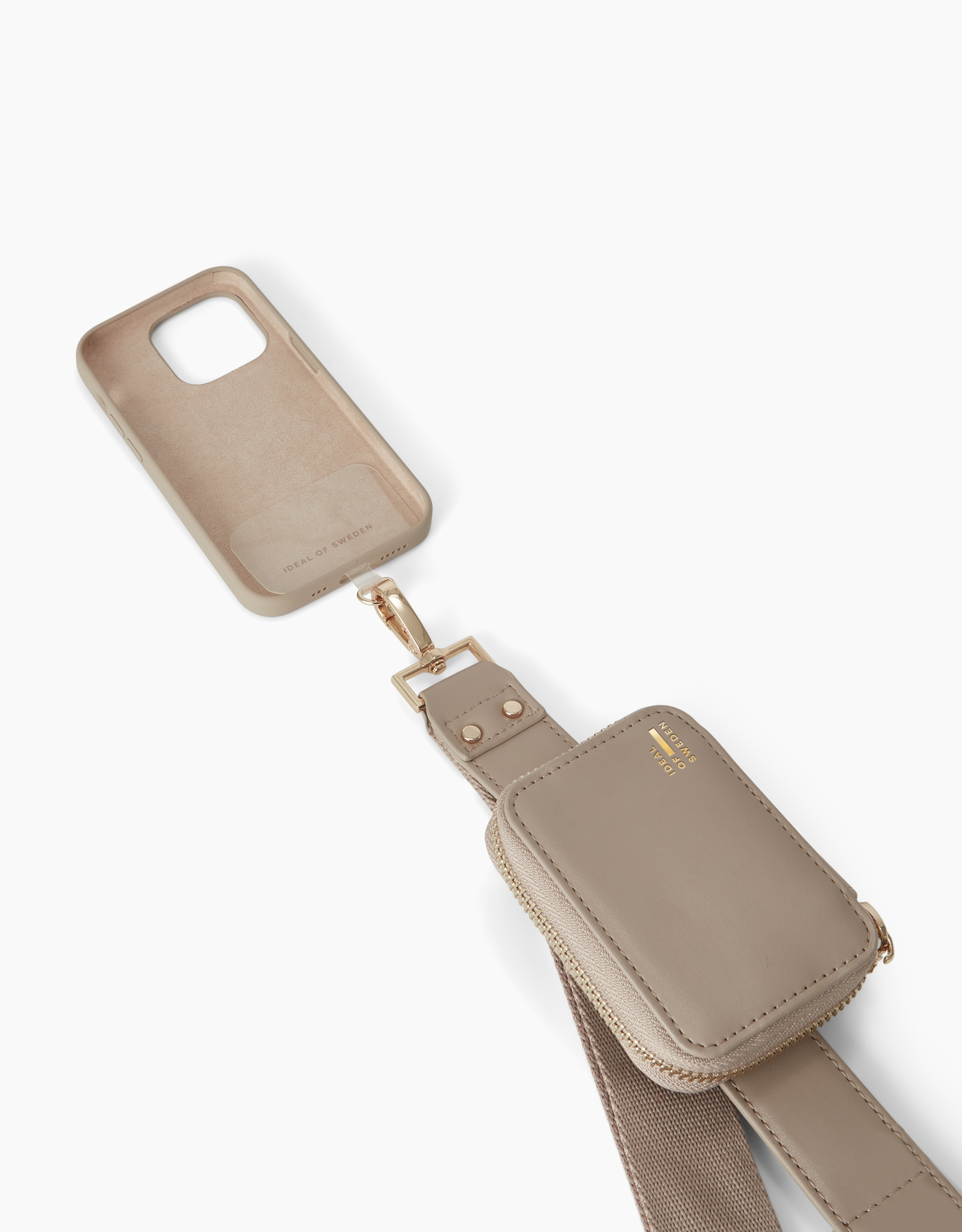 Eine beige Handyhülle und eine kleine Geldbörse. Sie sind mit einem goldenen Verschluss und einem beigen Riemen verbunden.