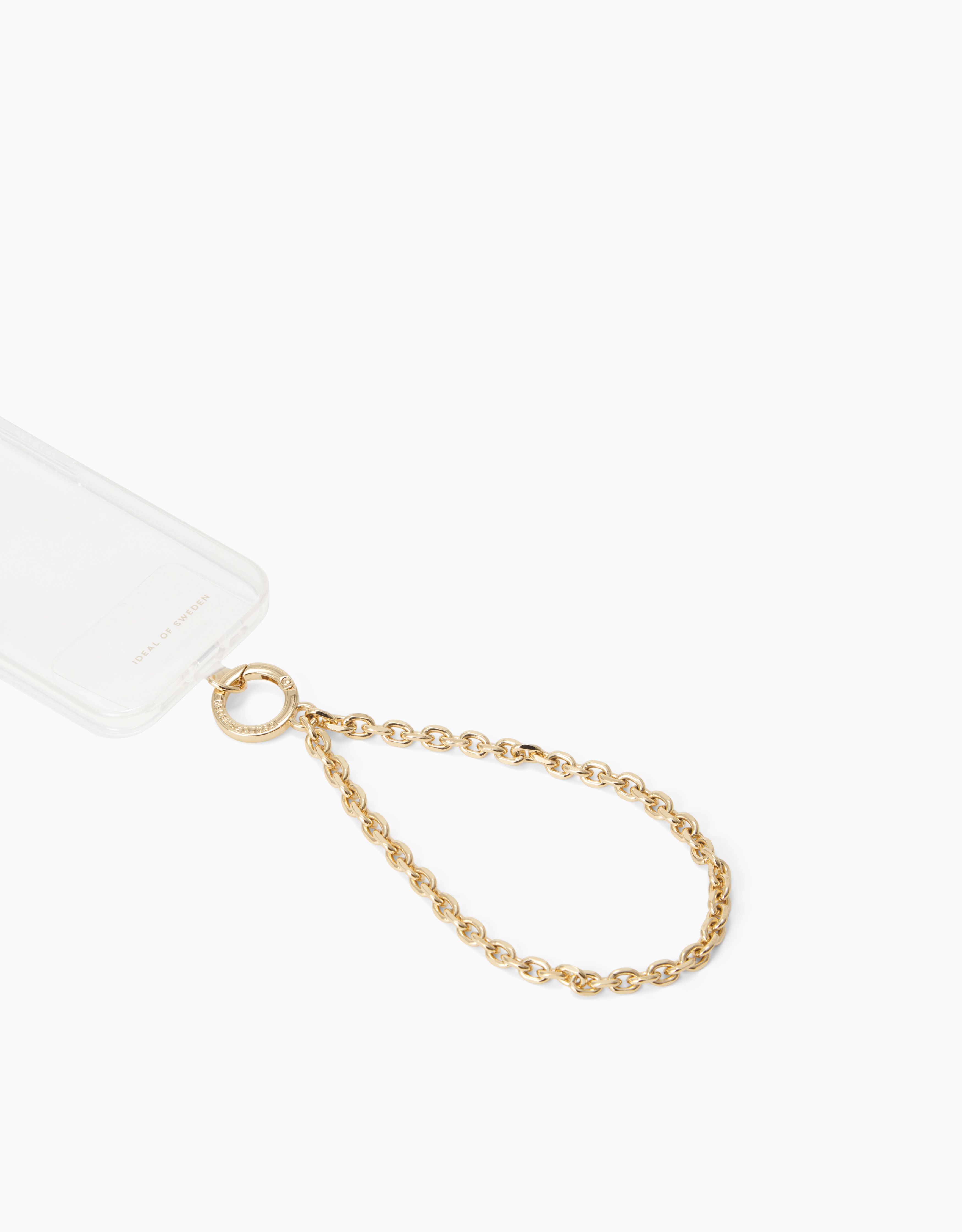 Eine transparente Handyhülle mit einem goldenen Kettenträger. Die Kette ist geschlungen und mit einem goldenen Verschluss an der Hülle befestigt.