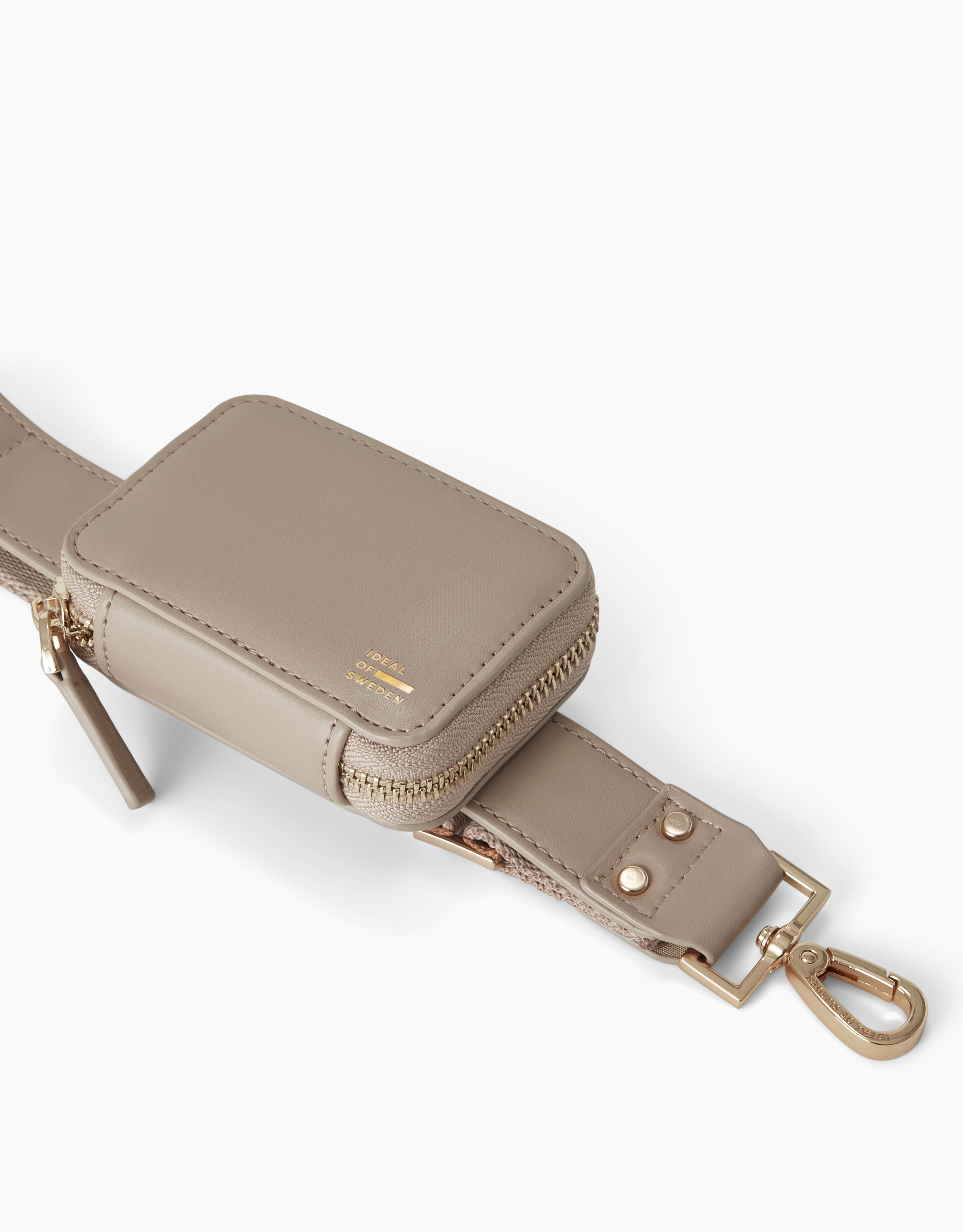 Beige Beutel mit Riemen, goldenem Reißverschluss und Beschlägen, vor weißem Hintergrund. Der Markenname ist sichtbar.