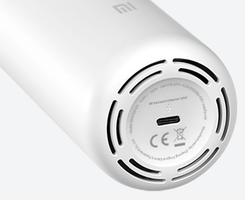 Spód białego odkurzacza Xiaomi. Posiada otwory wentylacyjne, port ładowania i informacje o produkcie. Widoczny znak CE.