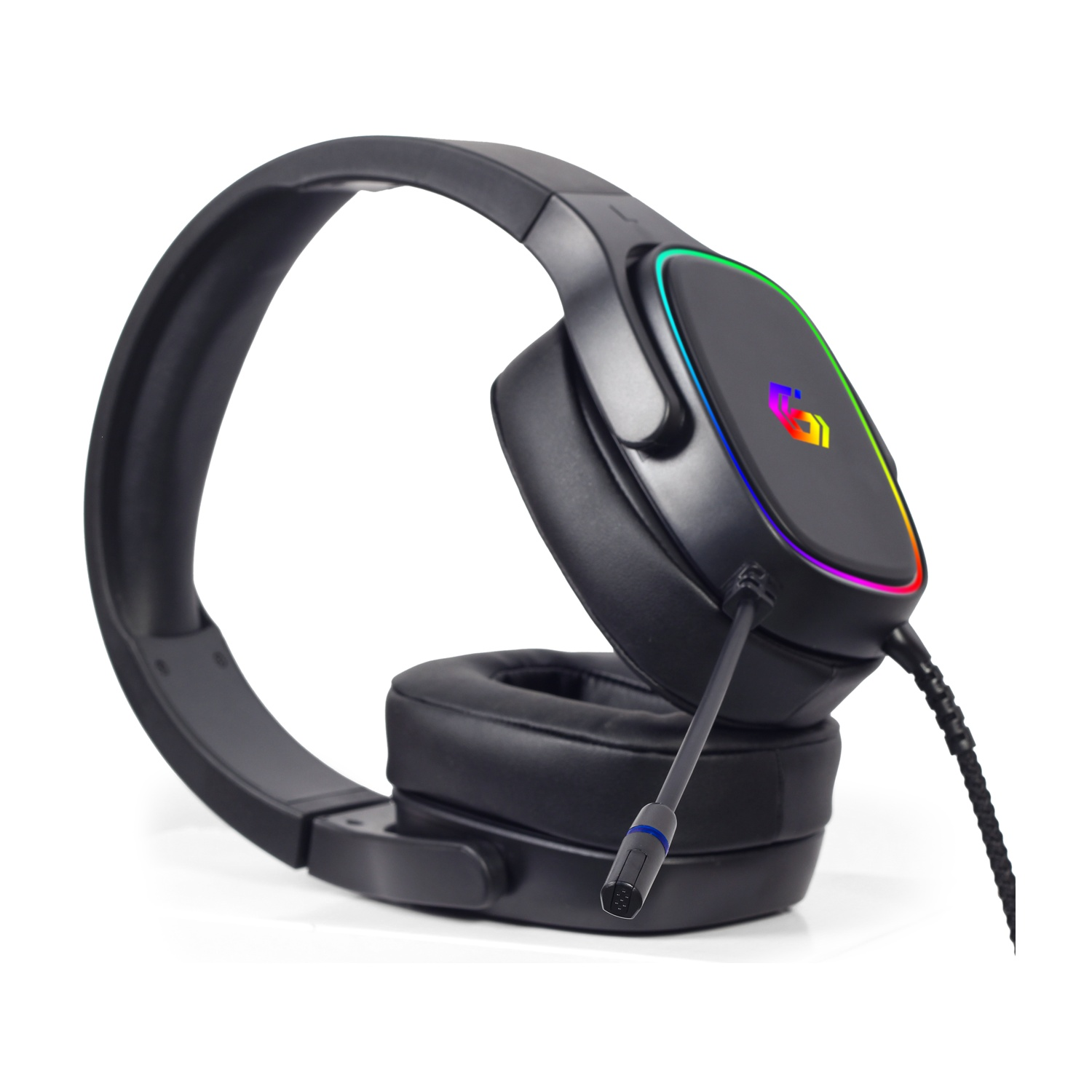 Cuffie da gioco nere con microfono. I padiglioni auricolari hanno illuminazione RGB e il logo del marchio. Su sfondo bianco.