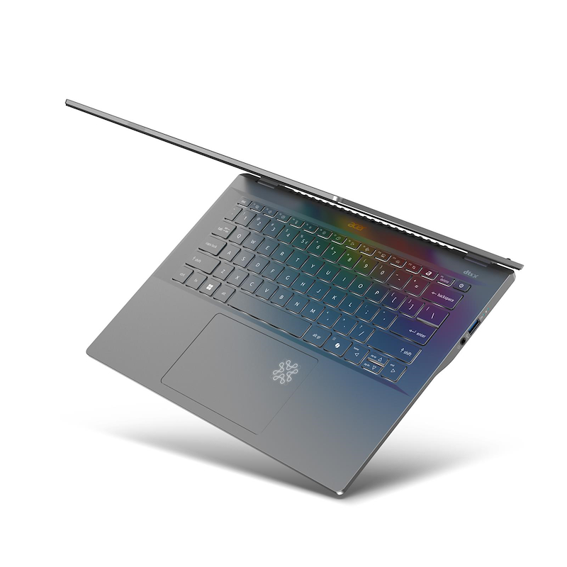 Un portátil plateado con teclado iluminado con arcoíris está ligeramente abierto. El logotipo de Acer es visible. El portátil está sobre fondo blanco.