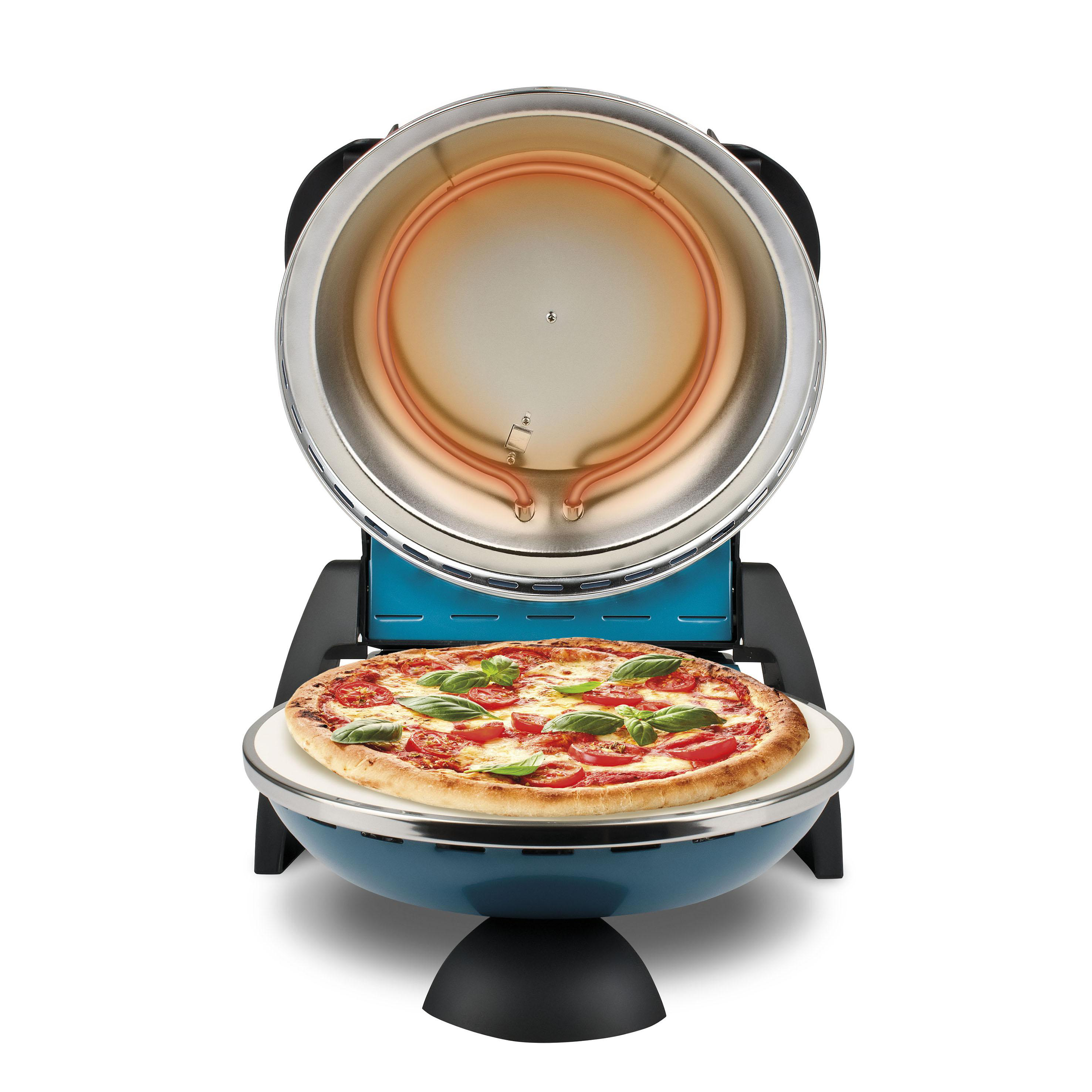 Ein Pizzaofen zeigt eine Pizza mit Tomaten und Basilikum. Der Ofen ist blau und offen, mit einem Heizelement.