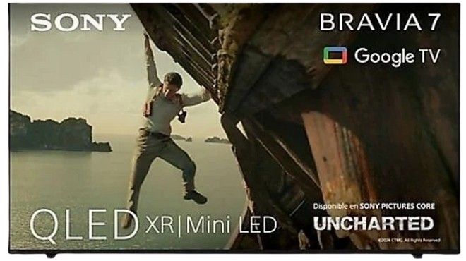 Hombre colgado de estructura de madera, mar e islas al fondo. Marcas Sony, Bravia 7 y Uncharted visibles.