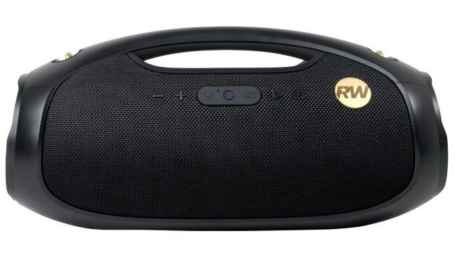 Eine schwarze, ovale Boombox mit Griff. Sie hat Knöpfe und ein goldenes RW-Logo. Der Lautsprecher ist schwarz und strukturiert.