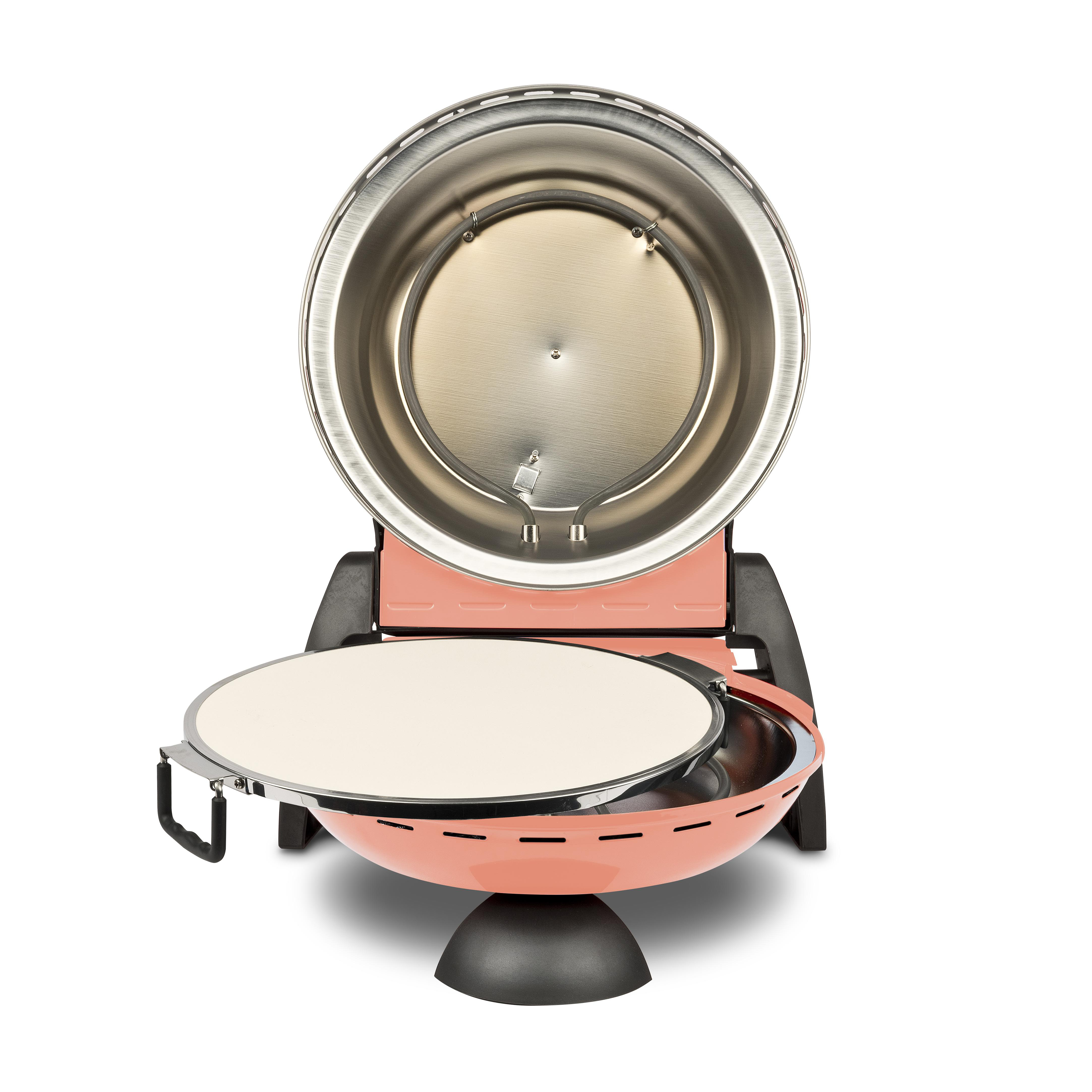 Ein pfirsichfarbener Grill mit offenem Deckel. Ein weißer Pizzastein ist innen. Es ist auf weißem Hintergrund.