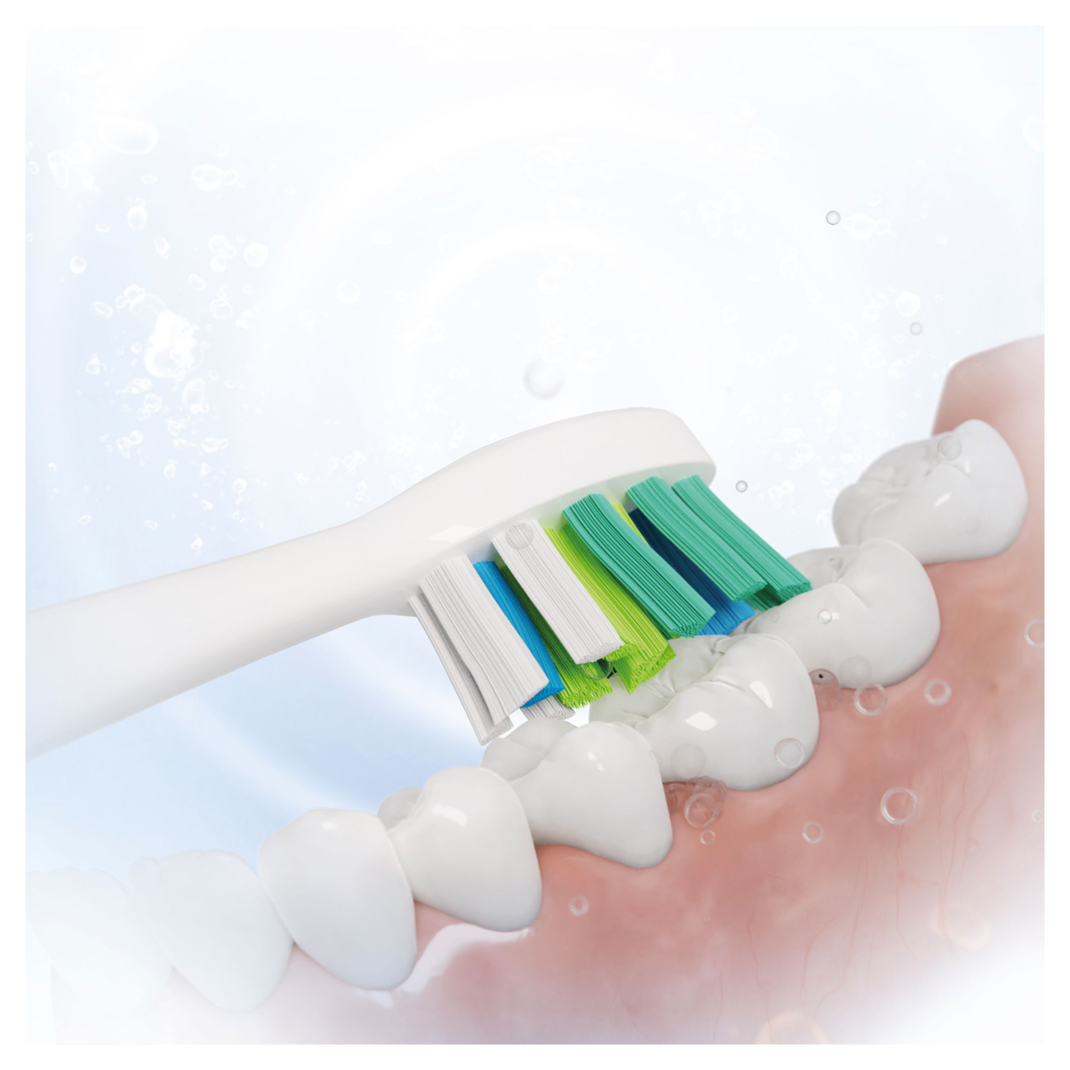 Szczoteczka elektryczna myje zęby. Włosie jest niebieskie, zielone i białe. Bąbelki unoszą się wokół zębów i dziąseł.