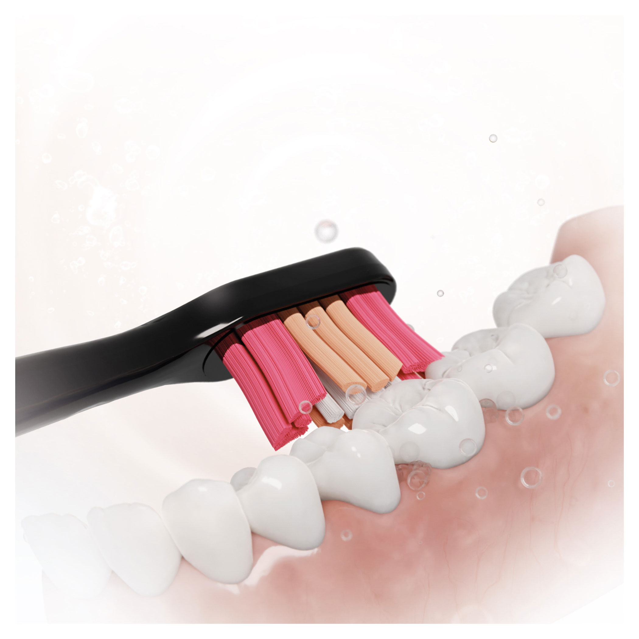 Czarna szczoteczka do zębów czyści zęby. Widoczne są różowe i beżowe włosie. Pęcherzyki unoszą się wokół zębów i dziąseł.