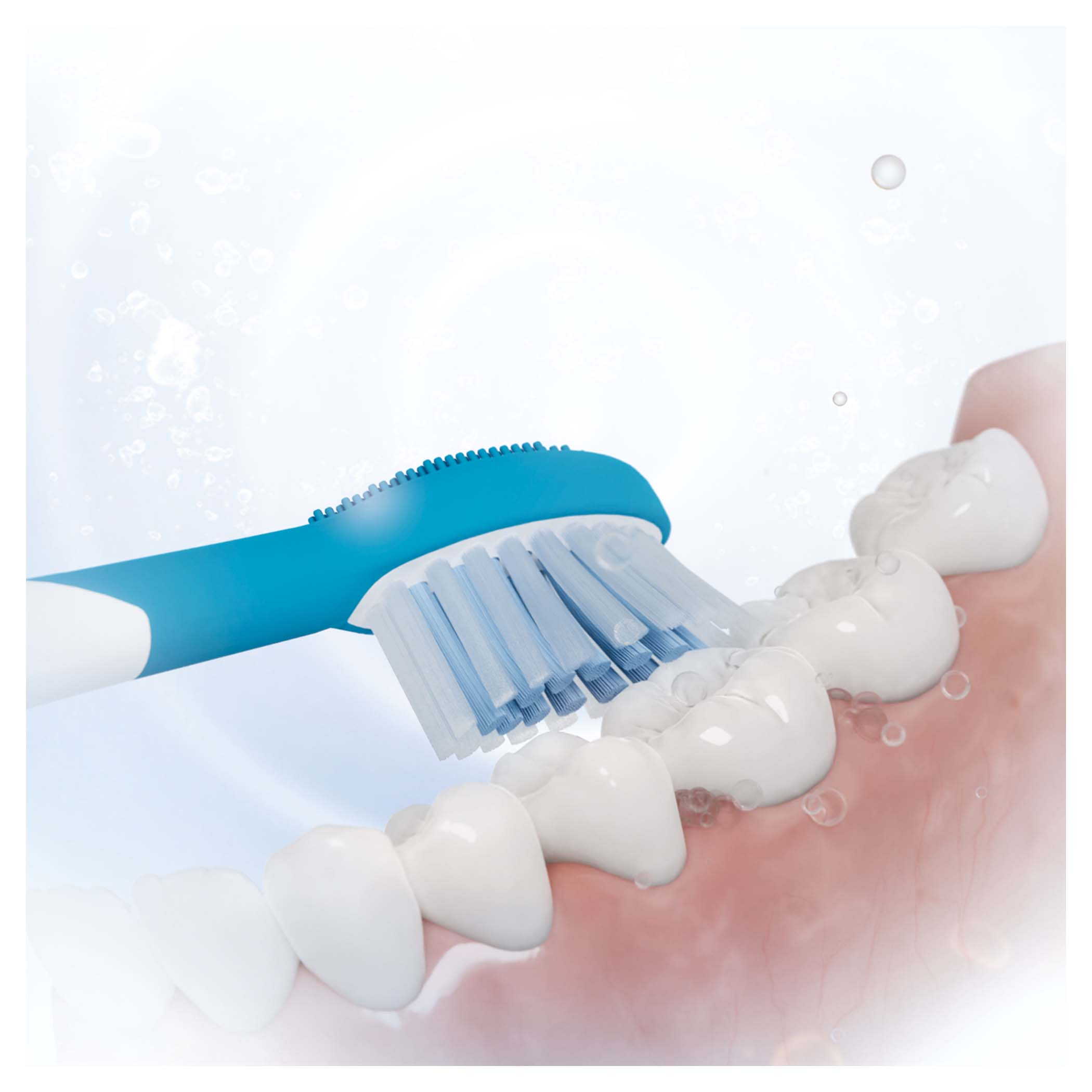 Szczoteczka do zębów czyści białe zęby. Szczoteczka jest niebiesko-biała. W tle bąbelki.