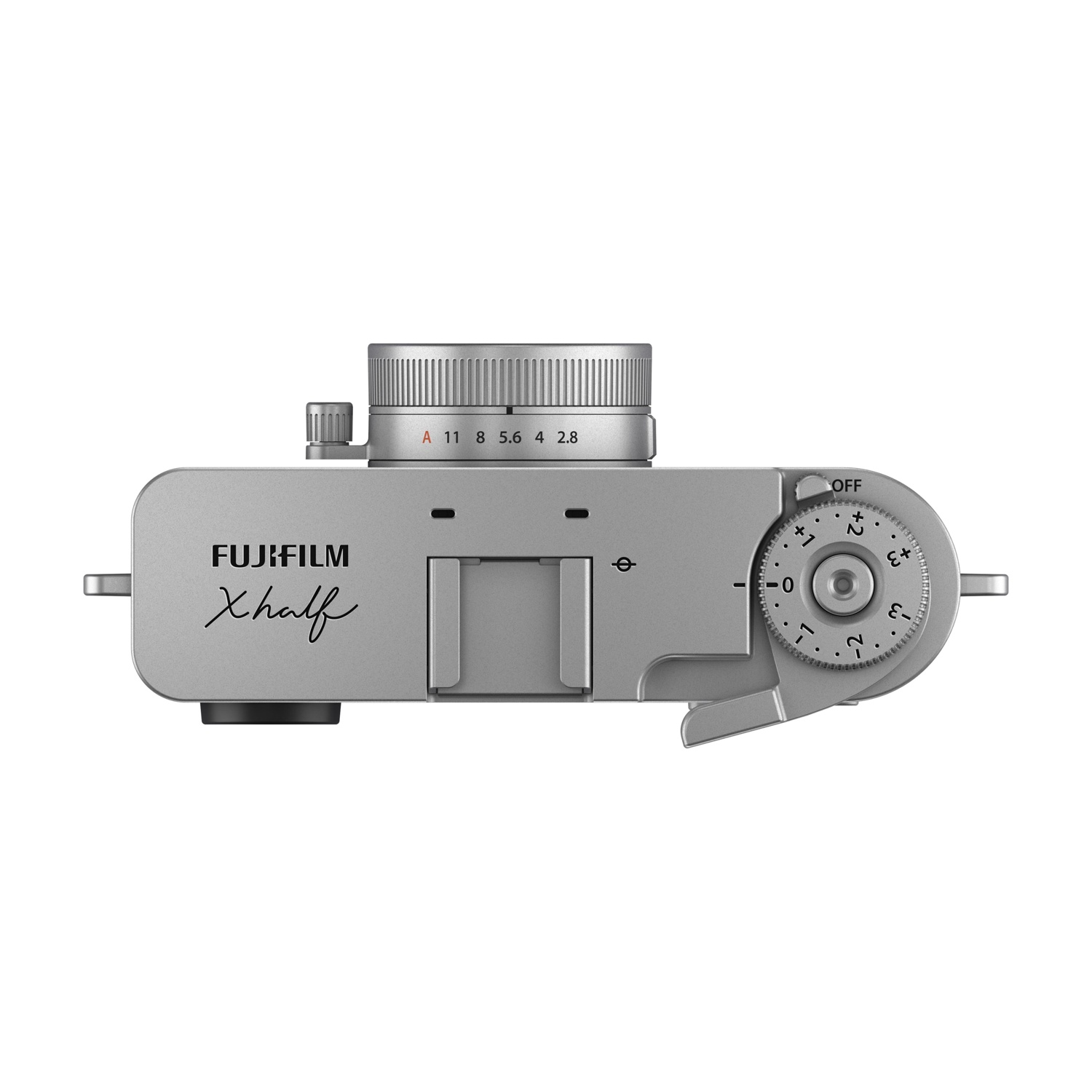 Vista dall'alto di una fotocamera Fujifilm Xhalf argentata. Ha quadranti, pulsanti e un obiettivo. Lo sfondo è bianco.