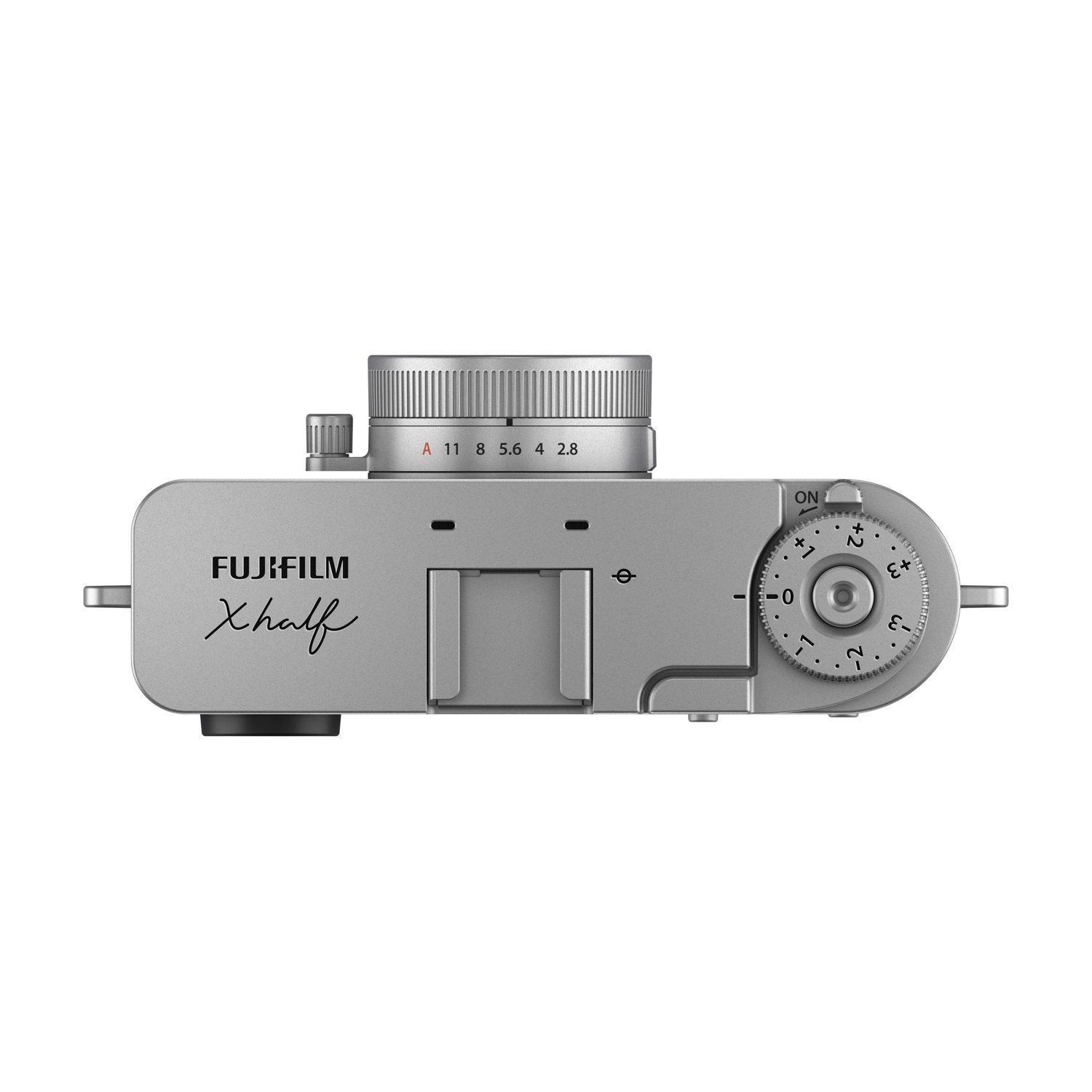 Vista dall'alto di una fotocamera Fujifilm Xhalf argentata. Ha ghiere, un obiettivo e il marchio. Lo sfondo è bianco.