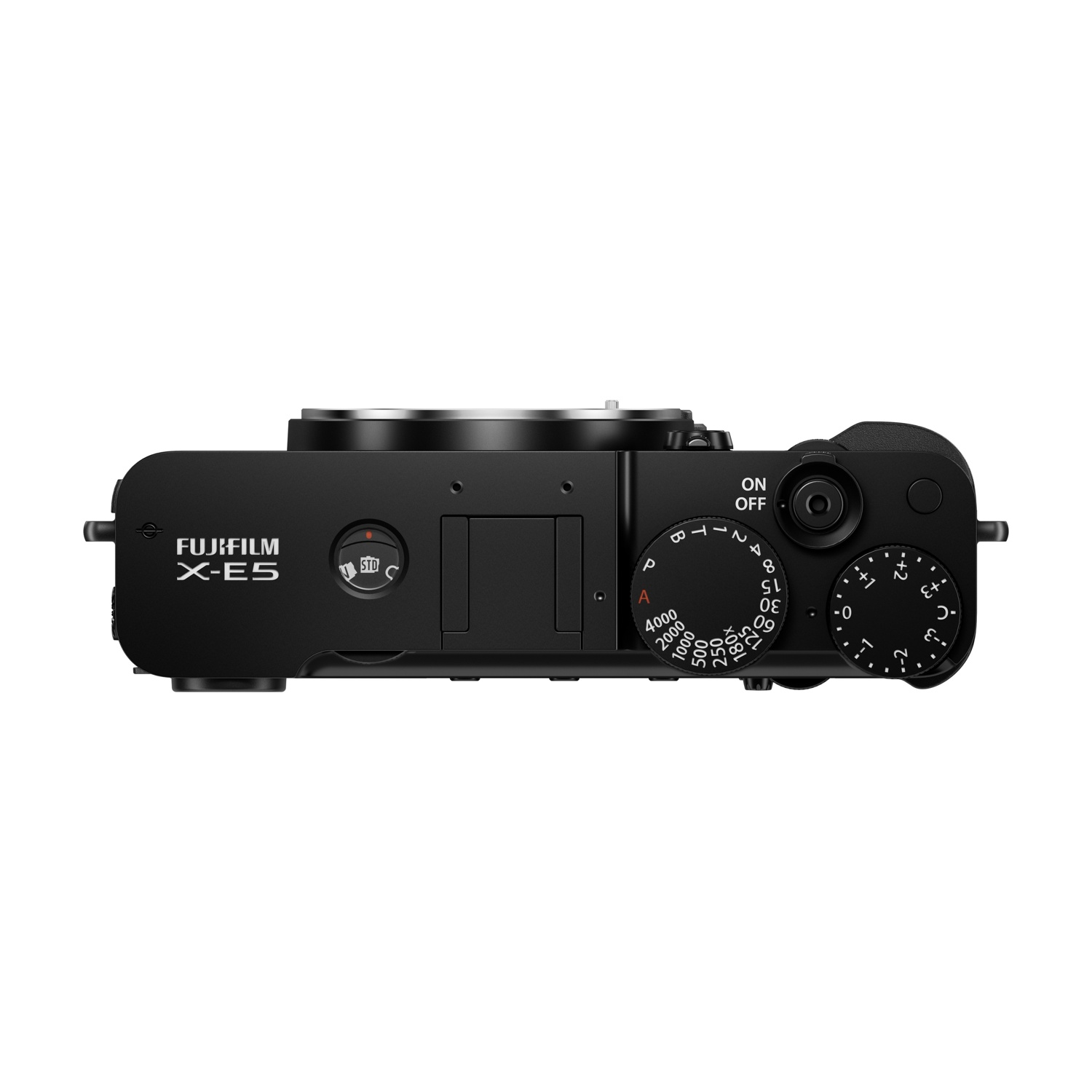 Fotocamera Fujifilm X-E5 nera, vista dall'alto. Presenta quadranti, pulsanti e il logo Fujifilm. Lo sfondo è bianco.