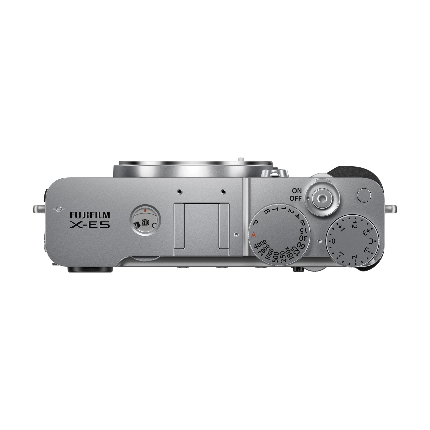 Una fotocamera Fujifilm X-E5 argentata è vista dall'alto. Ha quadranti, pulsanti e impostazioni contrassegnate, con sfondo bianco.