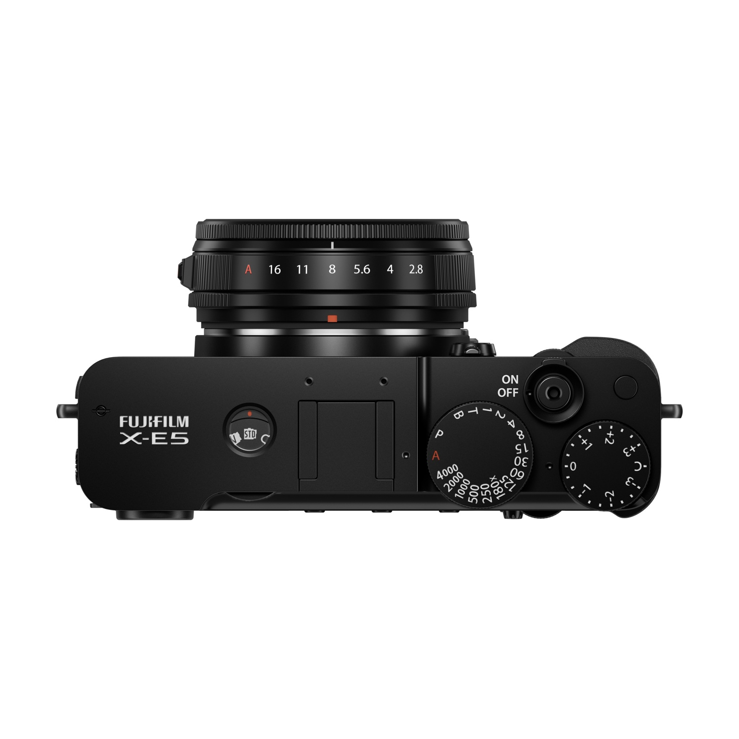 Una fotocamera Fujifilm X-E5 nera con un obiettivo. L'obiettivo ha impostazioni di apertura. Sono visibili vari quadranti e pulsanti.