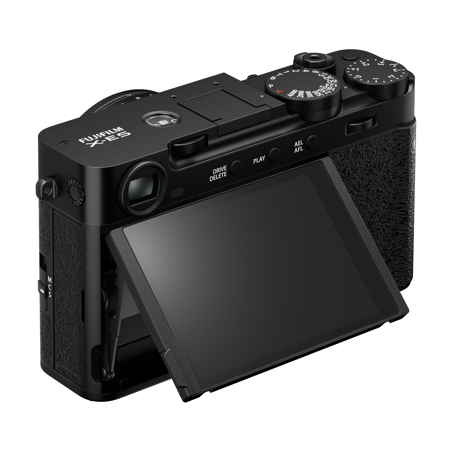 Fotocamera Fujifilm X-E4 nera con schermo orientabile. Ha ghiere, pulsanti e un'impugnatura strutturata. Lo schermo è aperto.