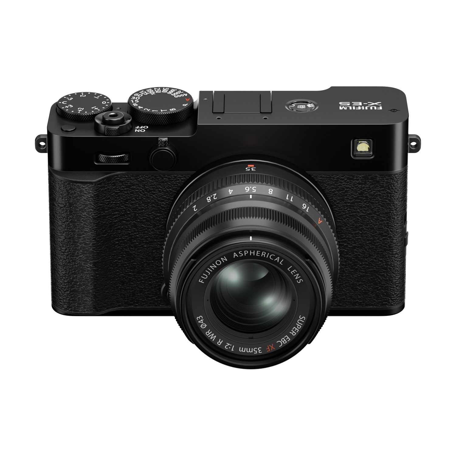 Una fotocamera Fujifilm X-E5 nera. Ha un obiettivo, ghiere e pulsanti. L'obiettivo dice Fujinon e la fotocamera è su sfondo bianco.