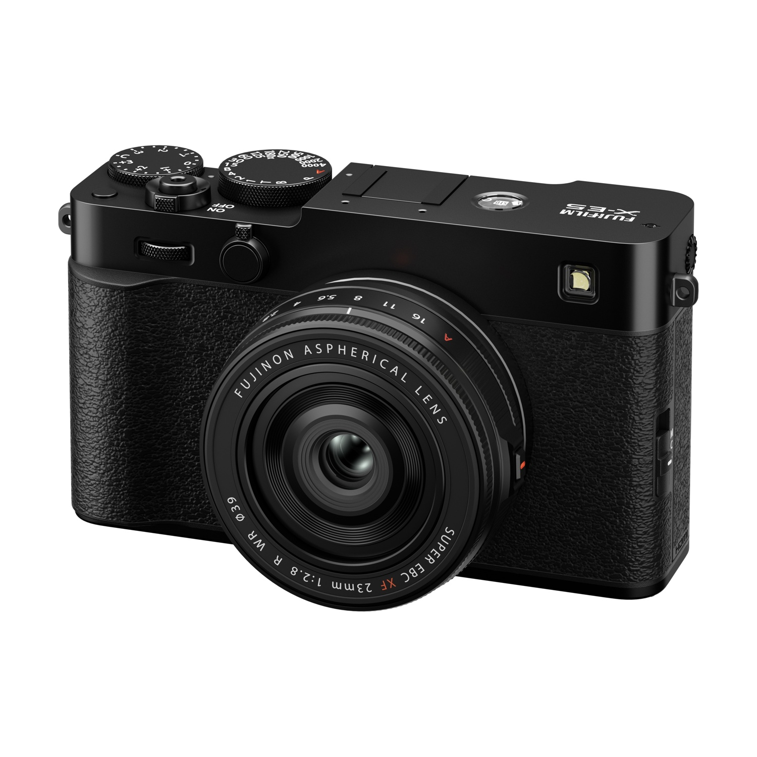 Una fotocamera Fujifilm X-E4 nera su sfondo bianco. Ha un obiettivo, ghiere e pulsanti. L'obiettivo dice Fujinon Aspherical Lens.