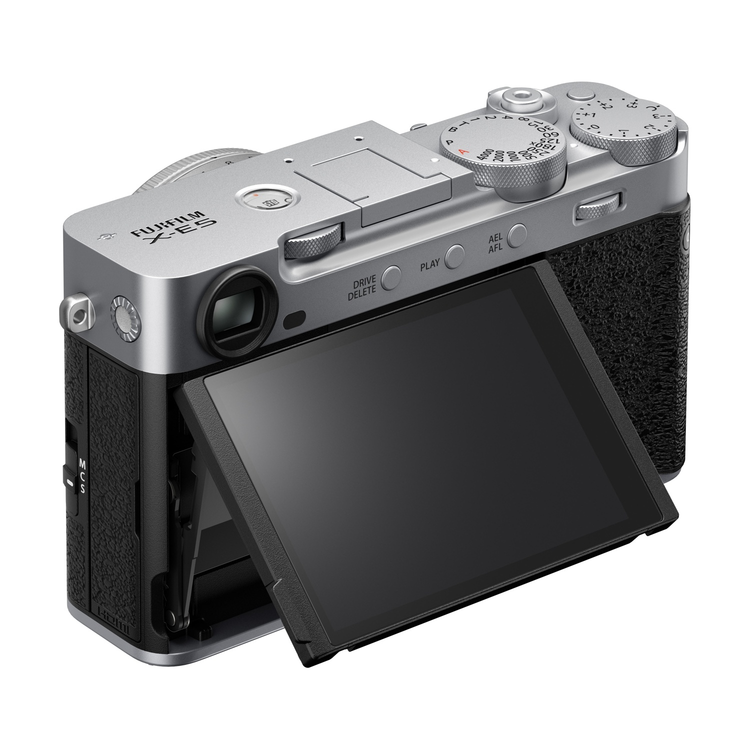 Fotocamera Fujifilm X-E5 argento con impugnatura nera e schermo aperto. Manopole e quadranti visibili.