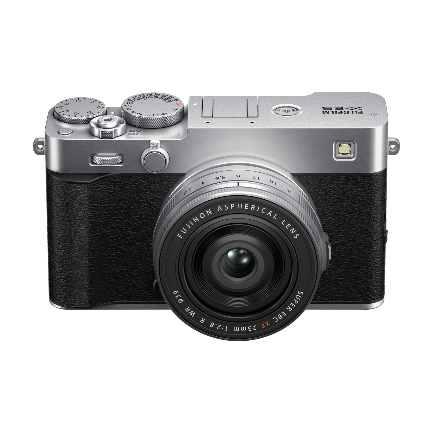 Fotocamera Fujifilm X-E3 argentata con impugnatura in pelle nera e obiettivo da 23 mm. Ha quadranti e pulsanti sulla parte superiore e frontale.
