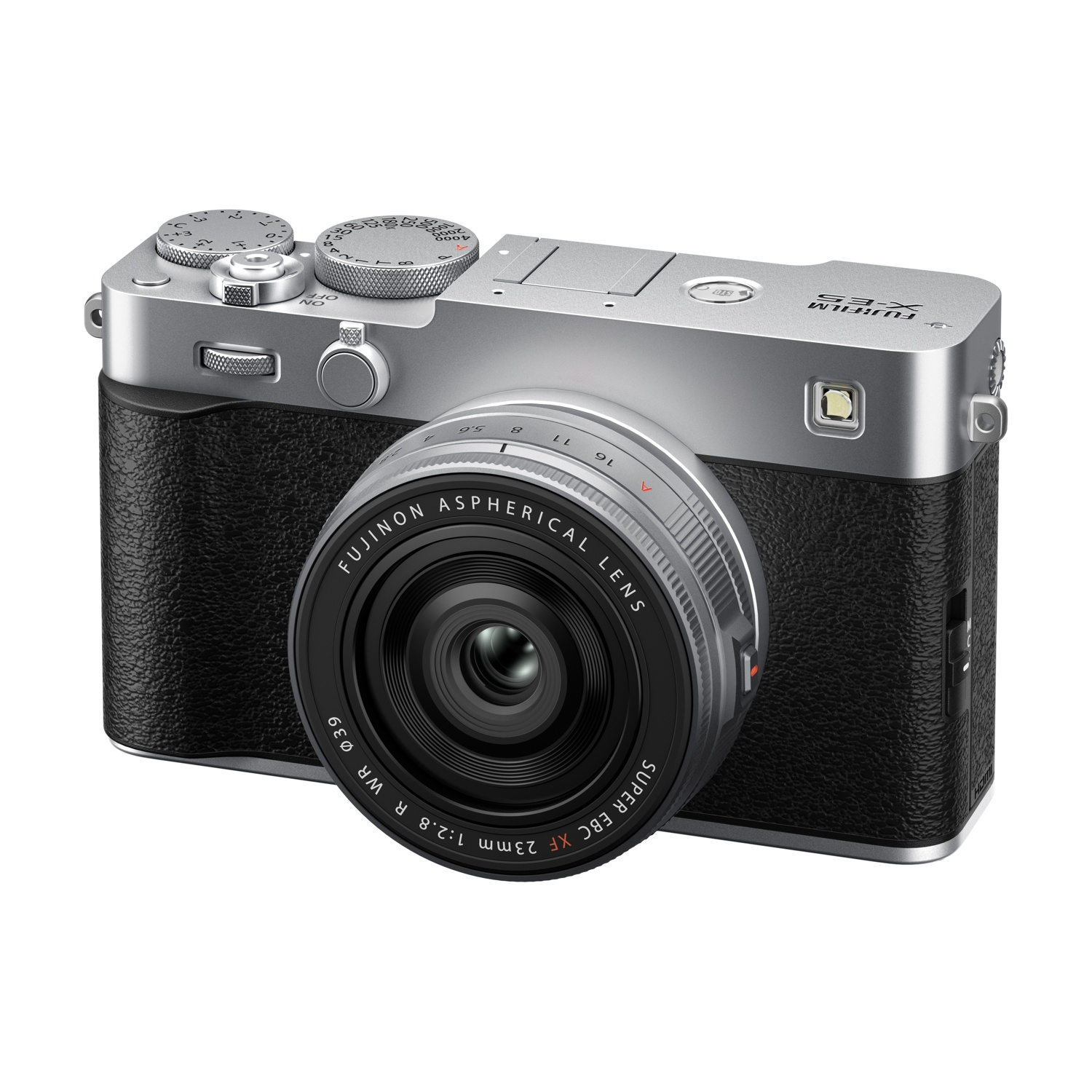 Una fotocamera Fujifilm X-E3 argento e nera con un obiettivo. L'obiettivo è etichettato 'FUJINON ASPHERICAL LENS'.