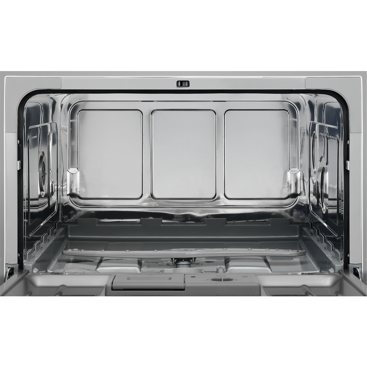 Puste, otwarte wnętrze zmywarki. Stal nierdzewna, z trzema prostokątnymi przegrodami. Na dole znajduje się taca i dysze wodne.