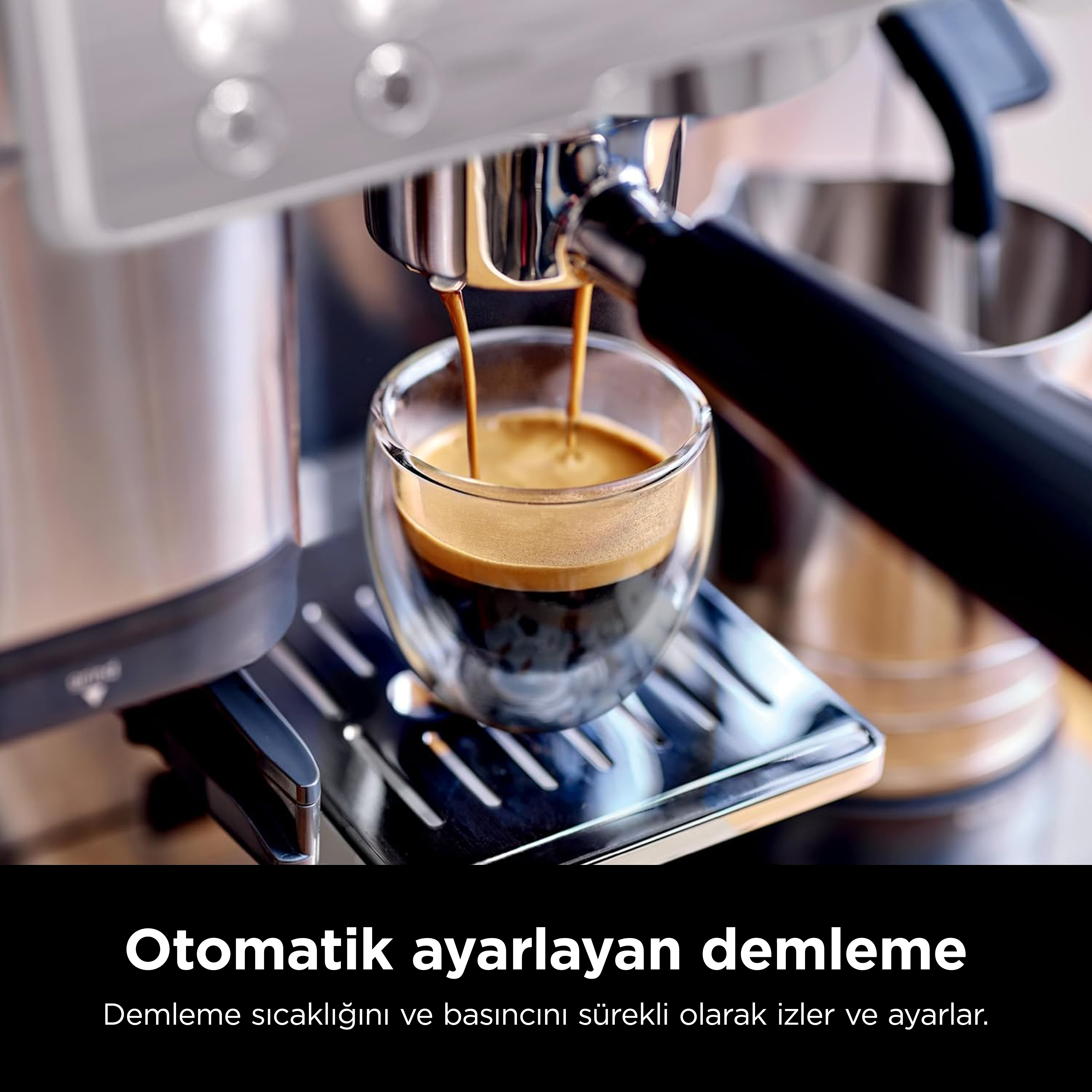 Kahve makinesi, espressoyu cam bir bardağa dağıtıyor. Koyu renkli kahve bardağa akıyor. Metin: 'Otomatik demleme'.