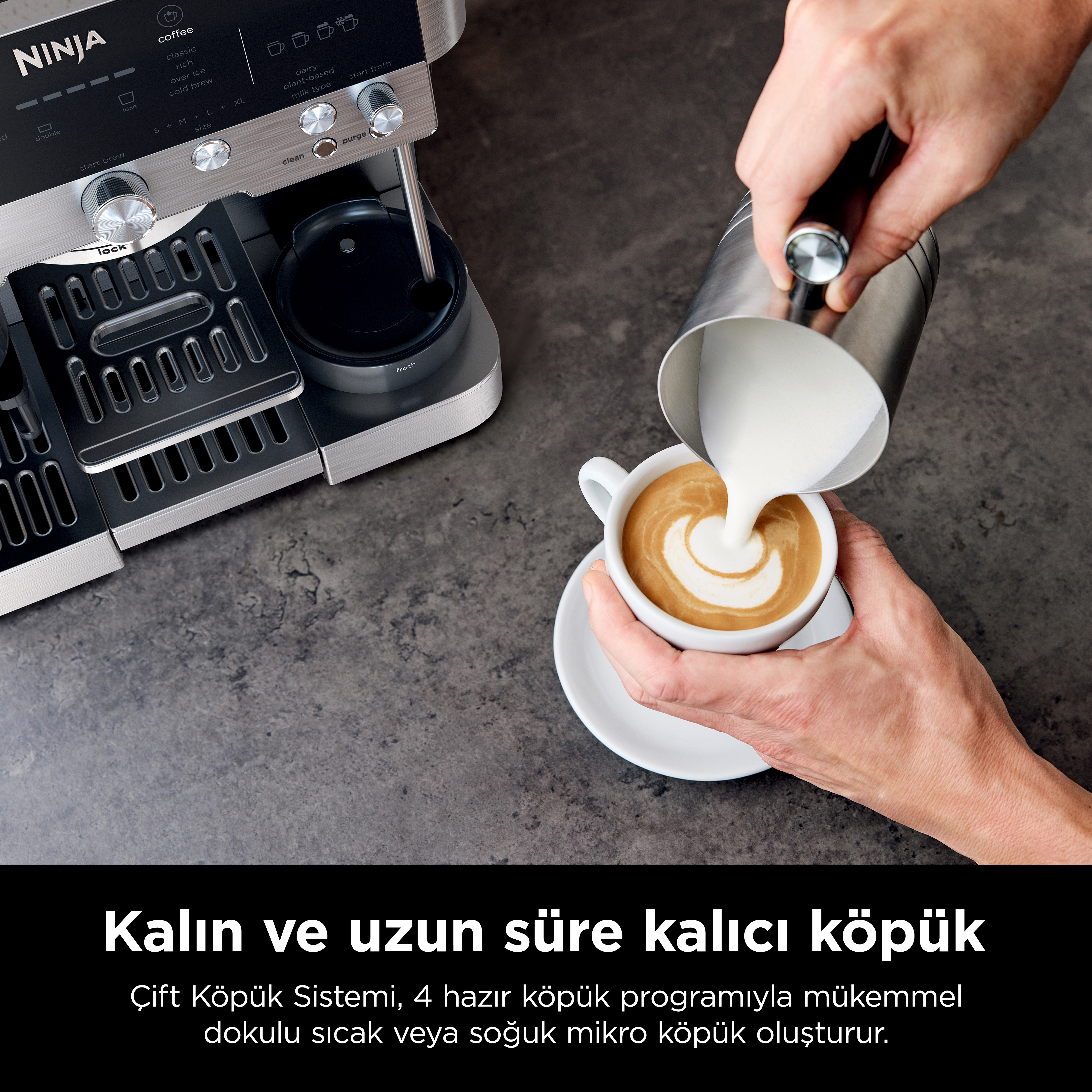 Bir kişi kahve fincanına süt dökerken latte sanatı yapıyor. Kahve makinesi solda.