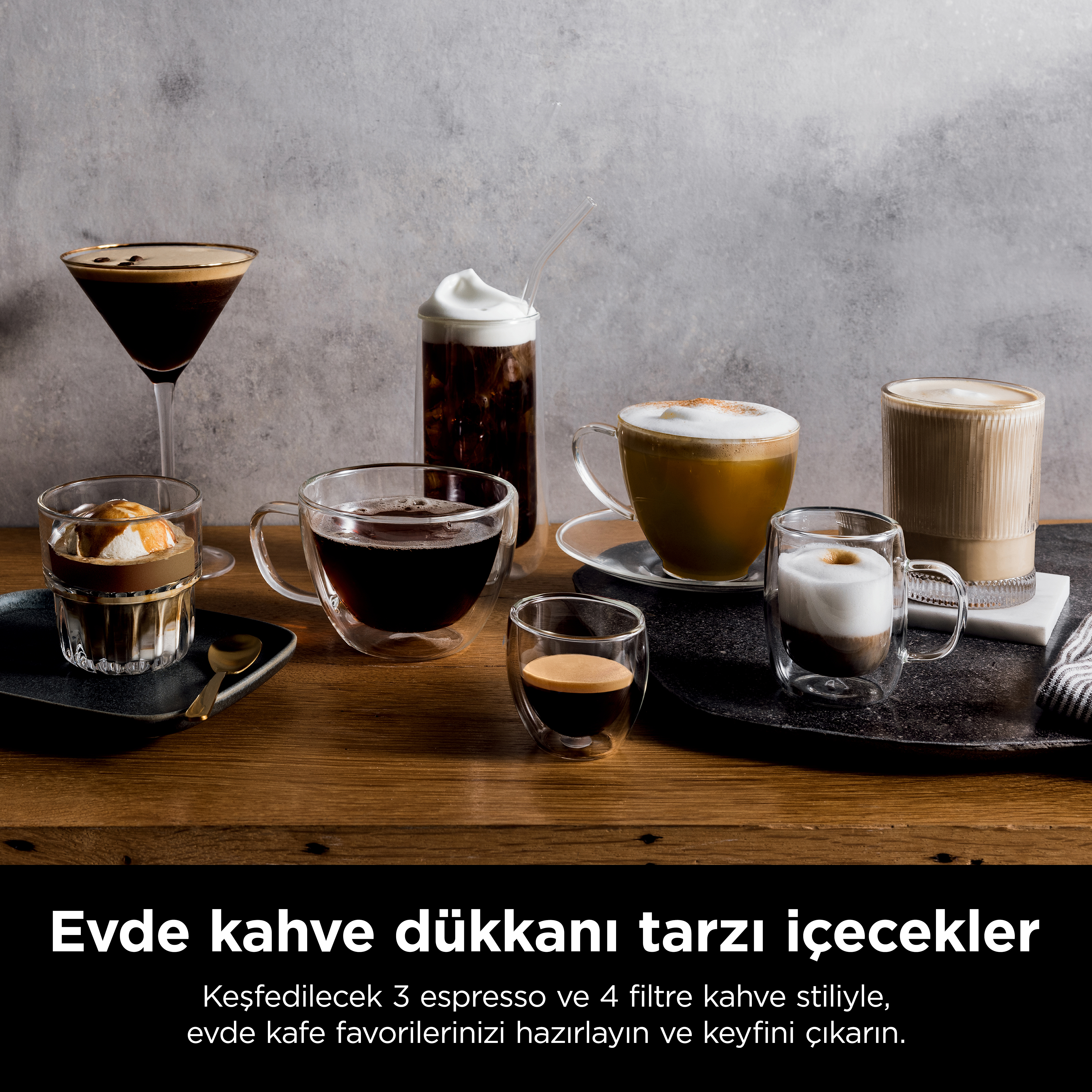 Ahşap masada çeşitli kahve içecekleri. Espresso, latte ve diğer içecekler dahil.
