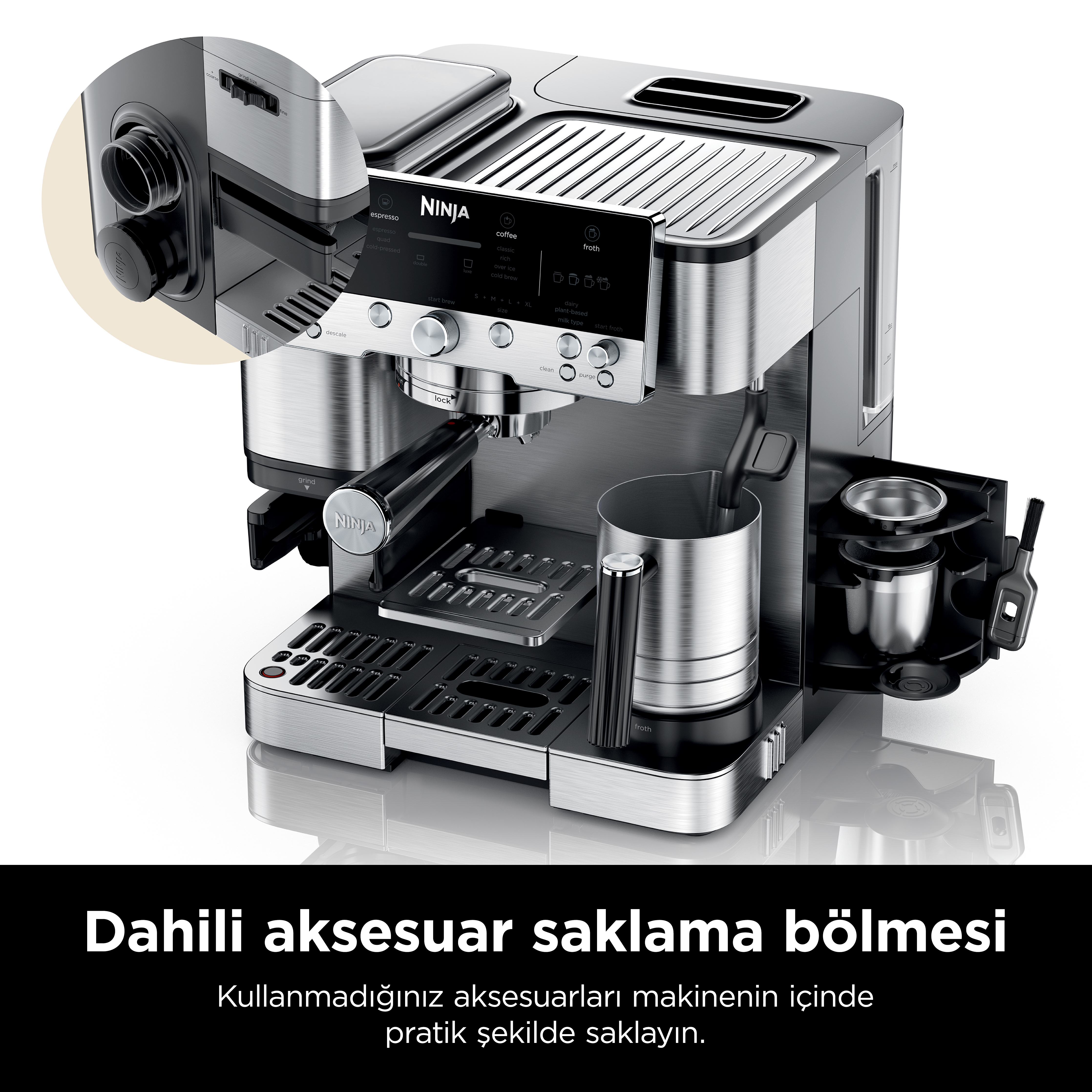 Aksesuarlı Ninja kahve makinesi. Düğmeler, kadranlar ve süt köpürtücü bulunur. Siyah detaylı paslanmaz çelik kaplama.