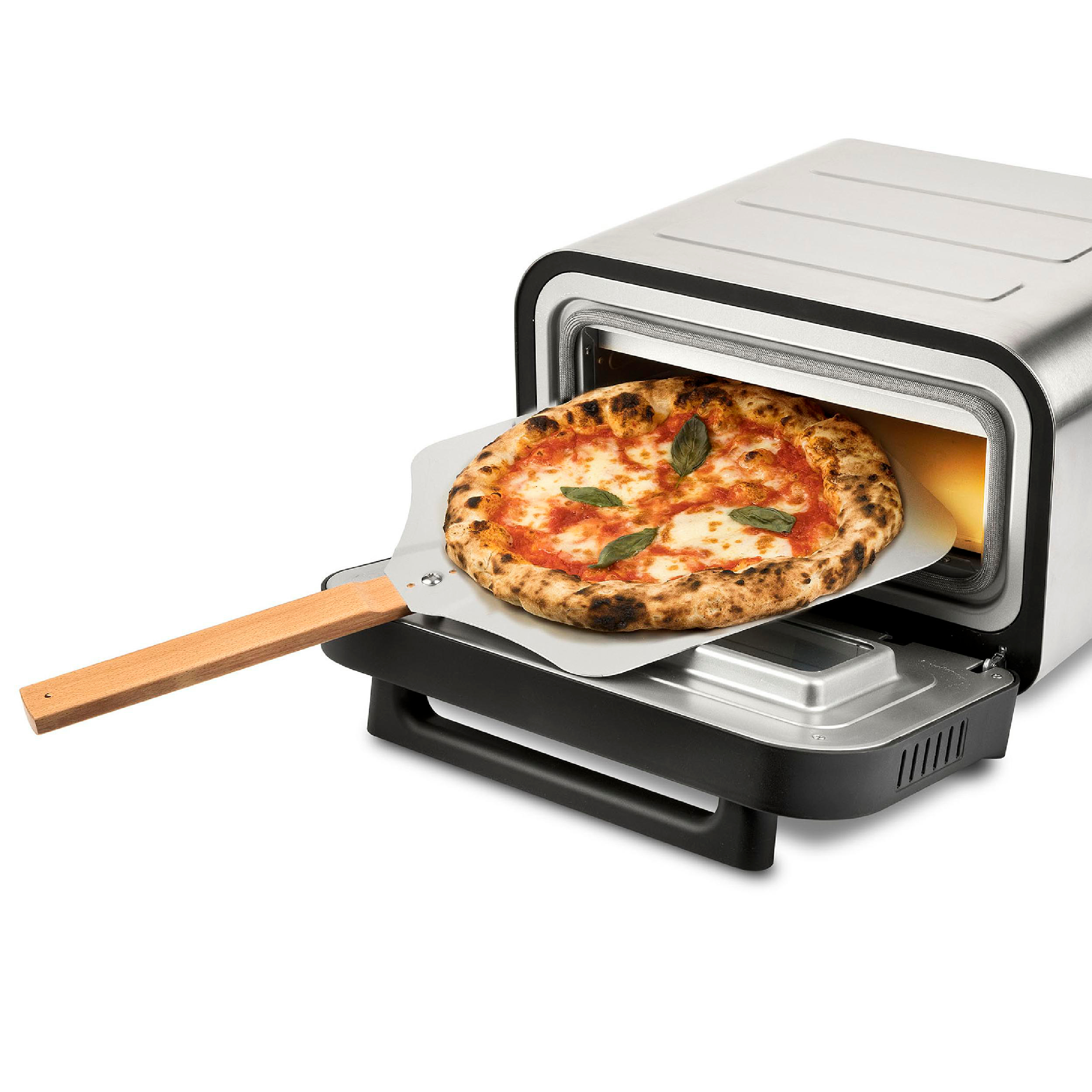 Eine Pizza wird in einem silbernen Ofen gebacken. Vorne liegt ein Pizzaschieber mit Holzgriff.