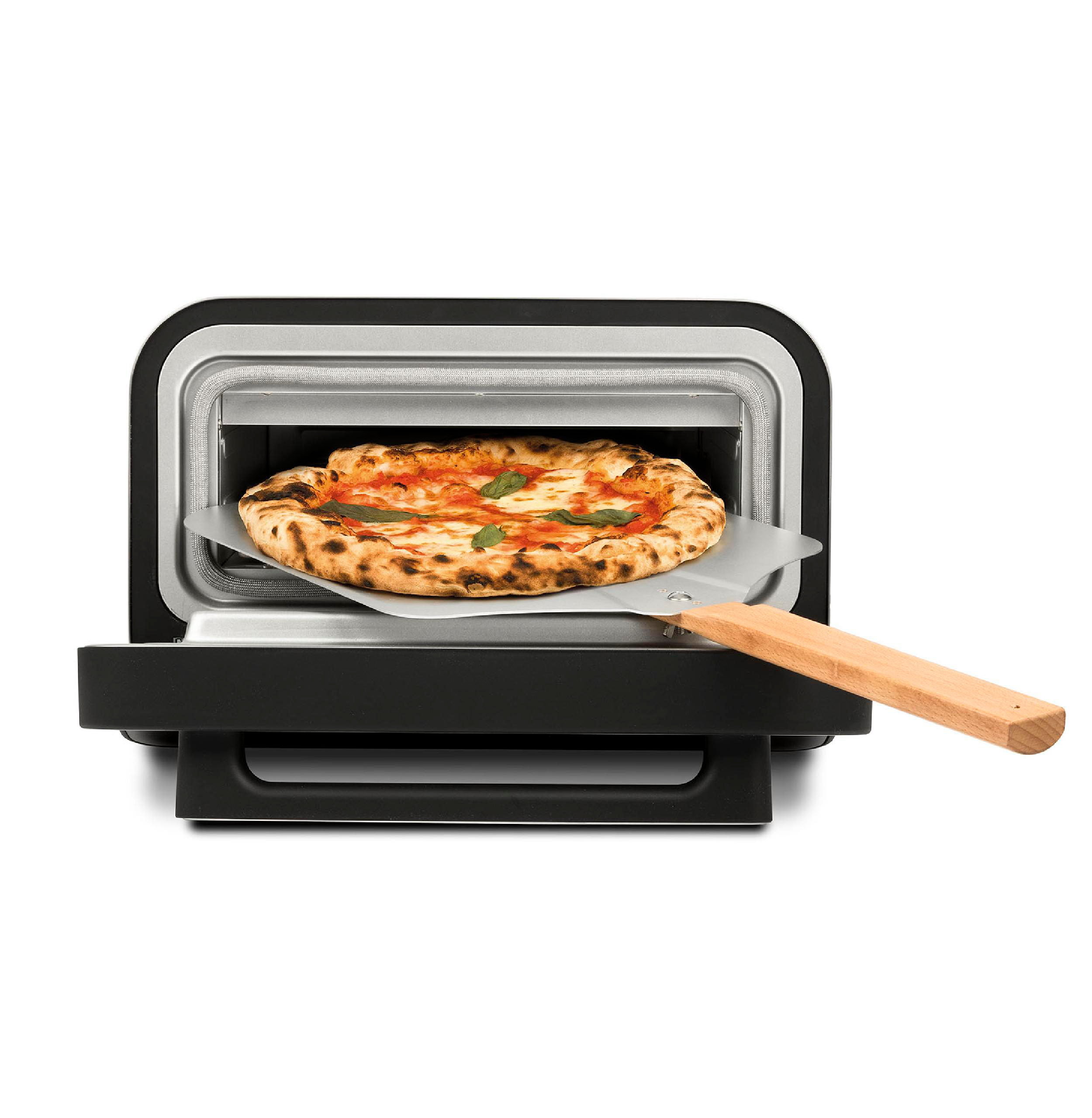 Eine Pizza befindet sich in einem schwarzen Ofen. Ein Pizzaschieber mit Holzgriff liegt unter der Pizza.