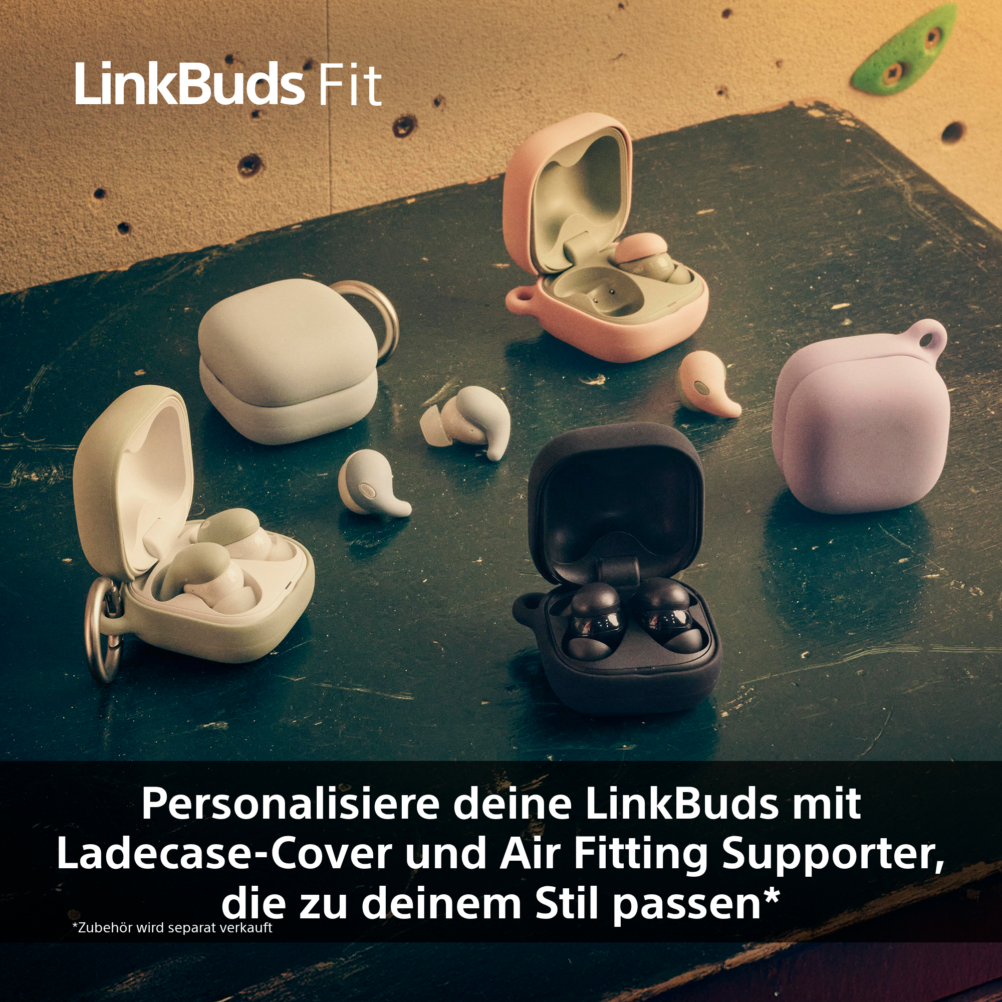 Verschiedenfarbige LinkBuds Fit Ohrhörer und Hüllen auf einer strukturierten Oberfläche. Text wirbt für Personalisierung.